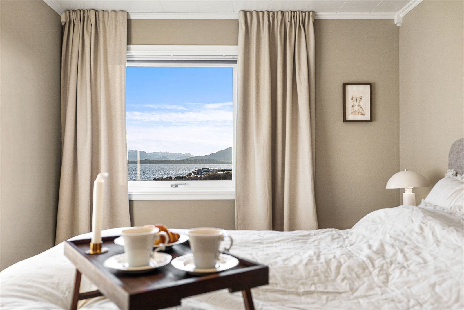 Her våkner man til den nydeligste utsikten Galleribilde