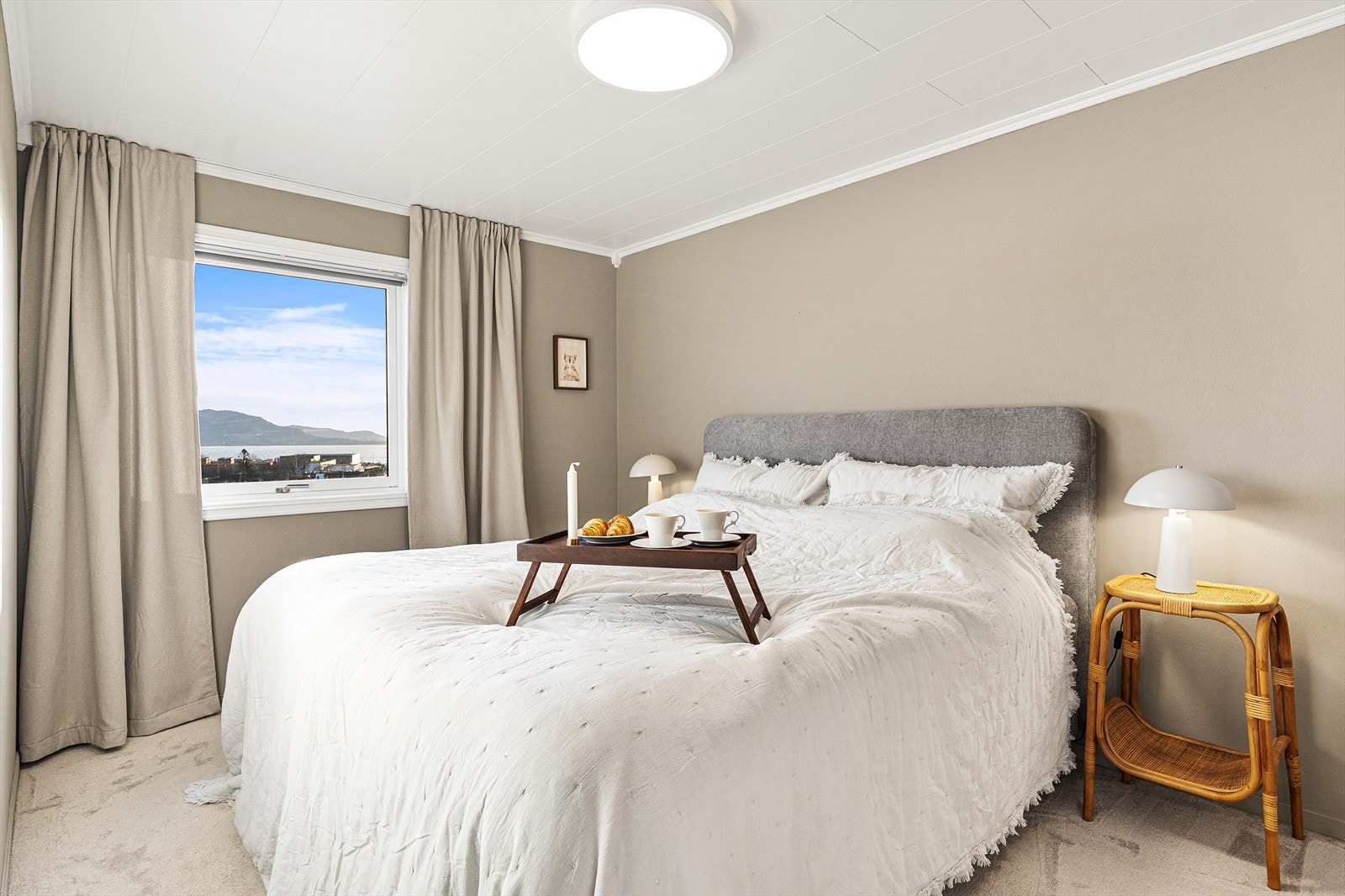 Hovedsoverom med nyere vegg-til-vegg teppe Galleribilde