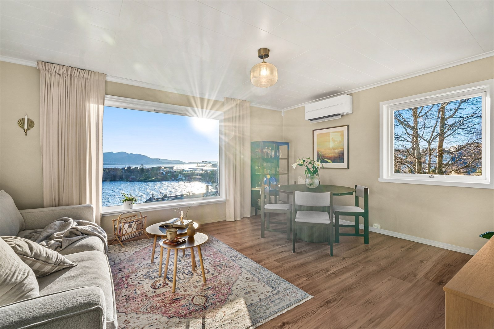 Stue har plass til både sofa- og spisegruppe Galleribilde