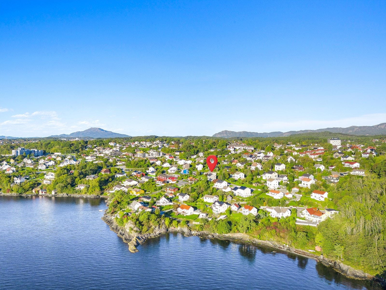 Flotte friområder og badeplass nede ved sjøen, samt turløyper over Gullberg over til Sponavikjo Galleribilde