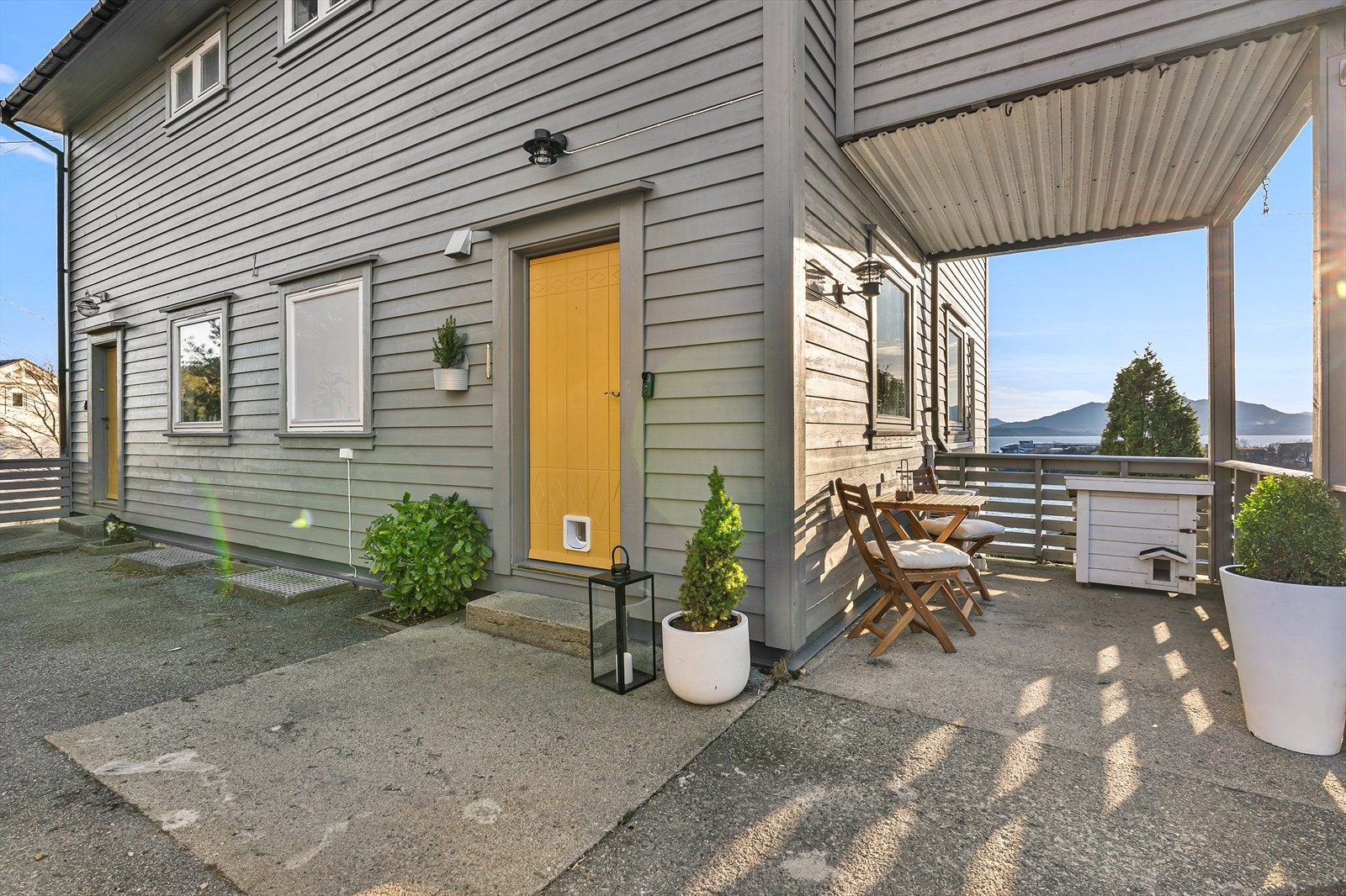 Asfaltert og betongbelagt inngangsparti og terrasse Galleribilde