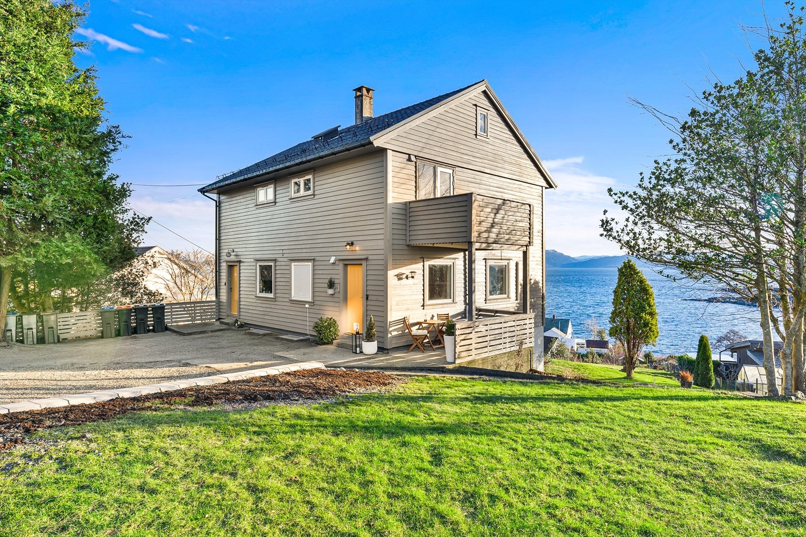 Del av tomannsboligen som nå selges har en stor hage jfr. vedlagte eiendomskart Foto: Studiovest (Aleksander Koløy) Galleribilde