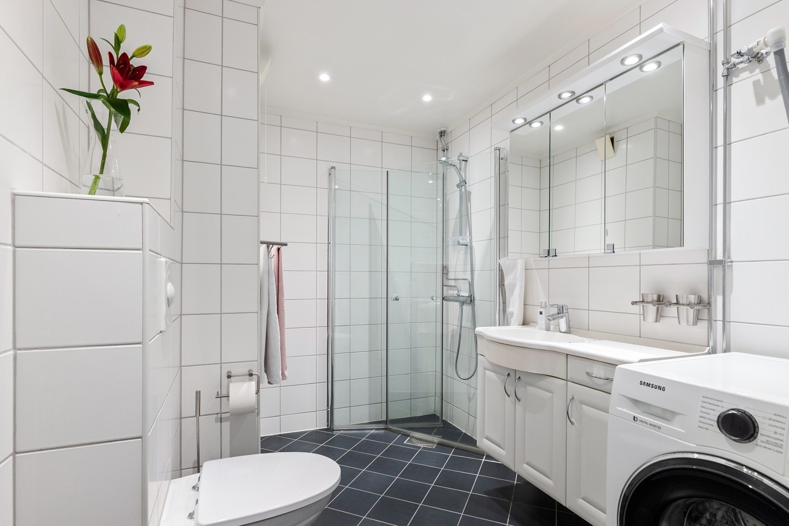 Flislagt baderom som ble rehabilitert i regi av borettslaget i ca 2006. Galleribilde