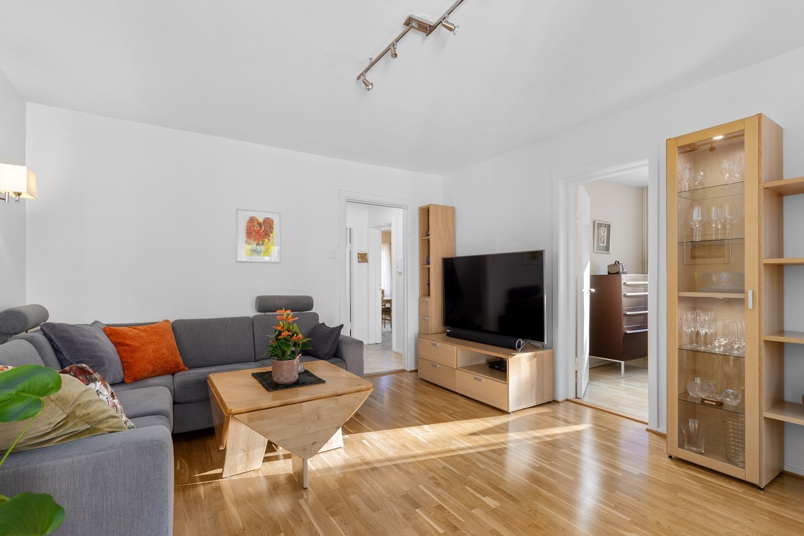 Stuen er lys og pen med 2-stavs eikeparkett på gulv og lys malt tapet på vegger. Galleribilde