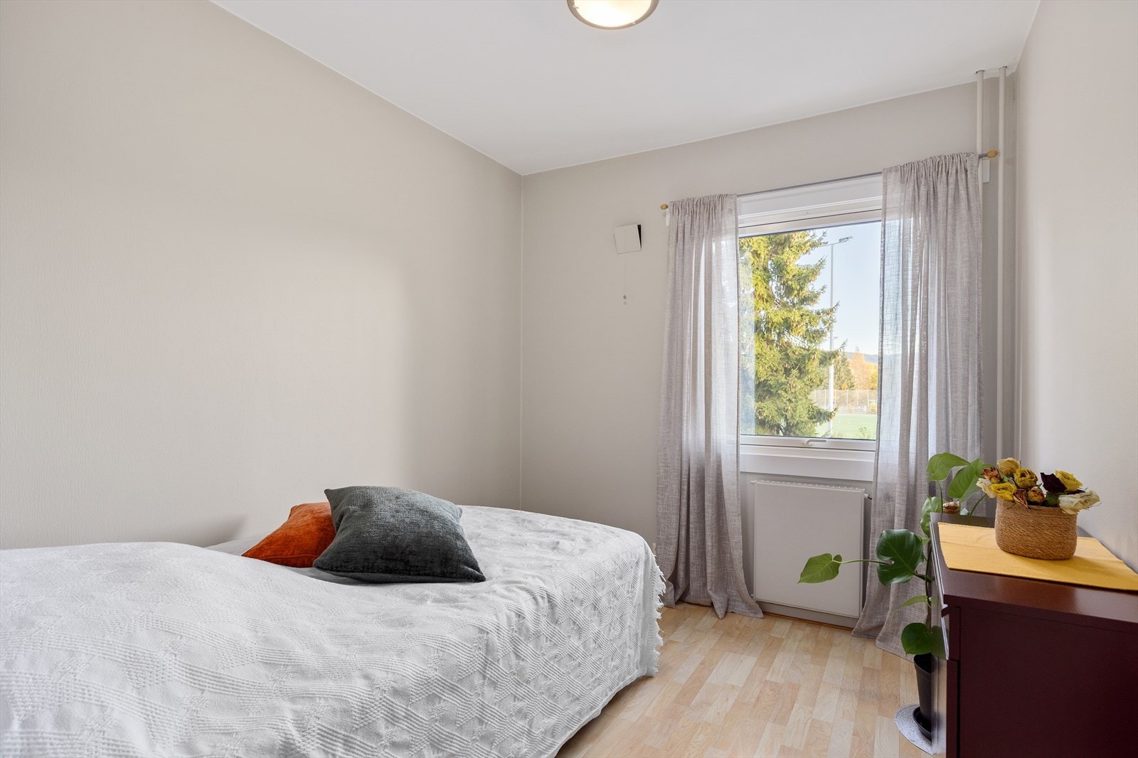 Soverom II ligger på motsatt side av leiligheten og vender mot nordøst Galleribilde