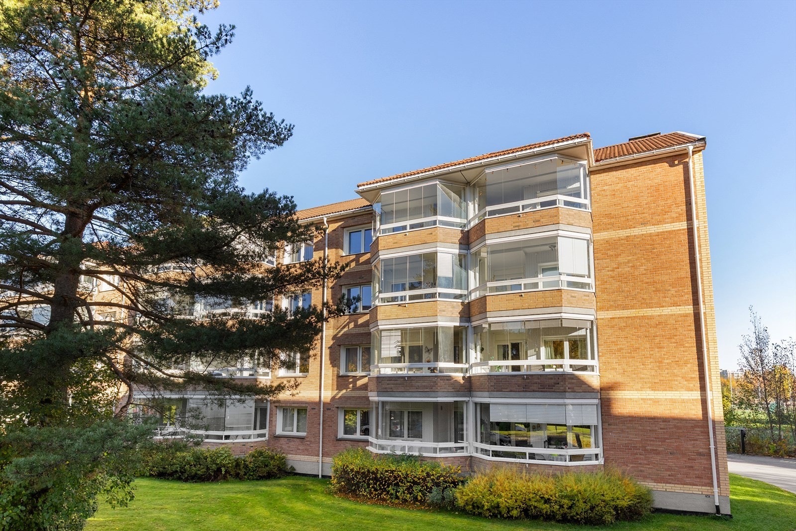 Bygget ligger litt tilbaketrukket fra veien og har en fin intern beliggenhet i borettslaget. Galleribilde