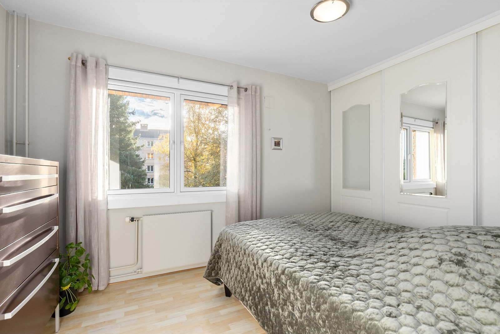 Lyst og pent hovedsoverom som vender mot flott grøntareal Galleribilde