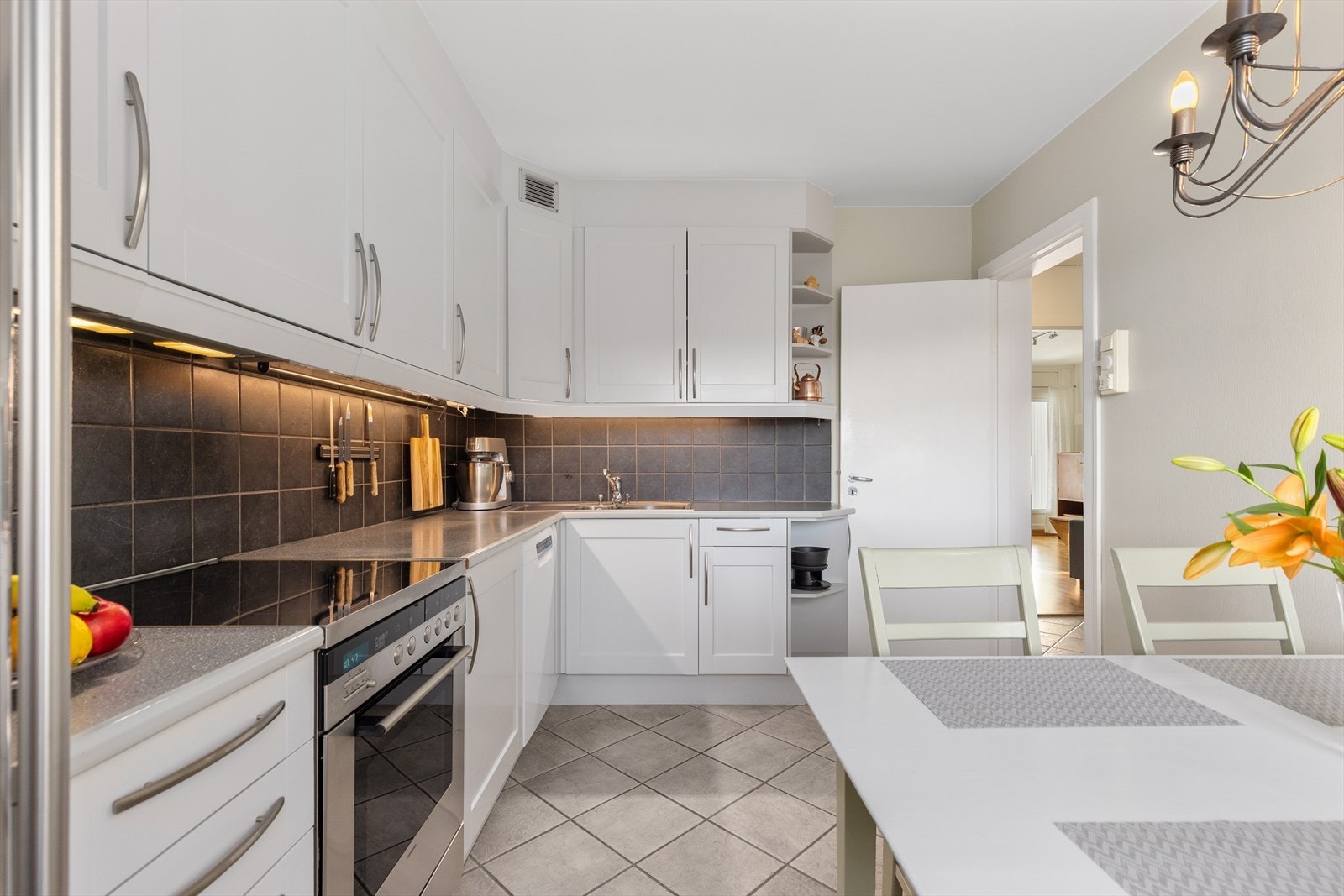 Kjøkkenet har godt med skapplass og det er benkeplate i slitesterk laminat med nedfelt rustfri oppvaskkum og ettgreps kjøkkenbatteri. Galleribilde