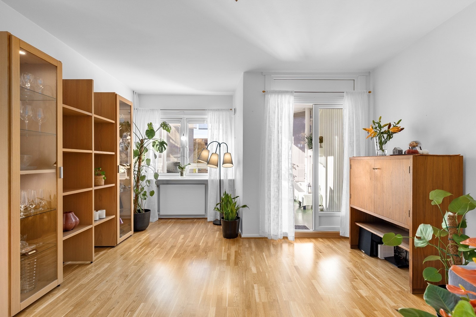 Stuen er av god størrelse og har godt med lysinnslipp fra vinduer og balkongdør. Galleribilde