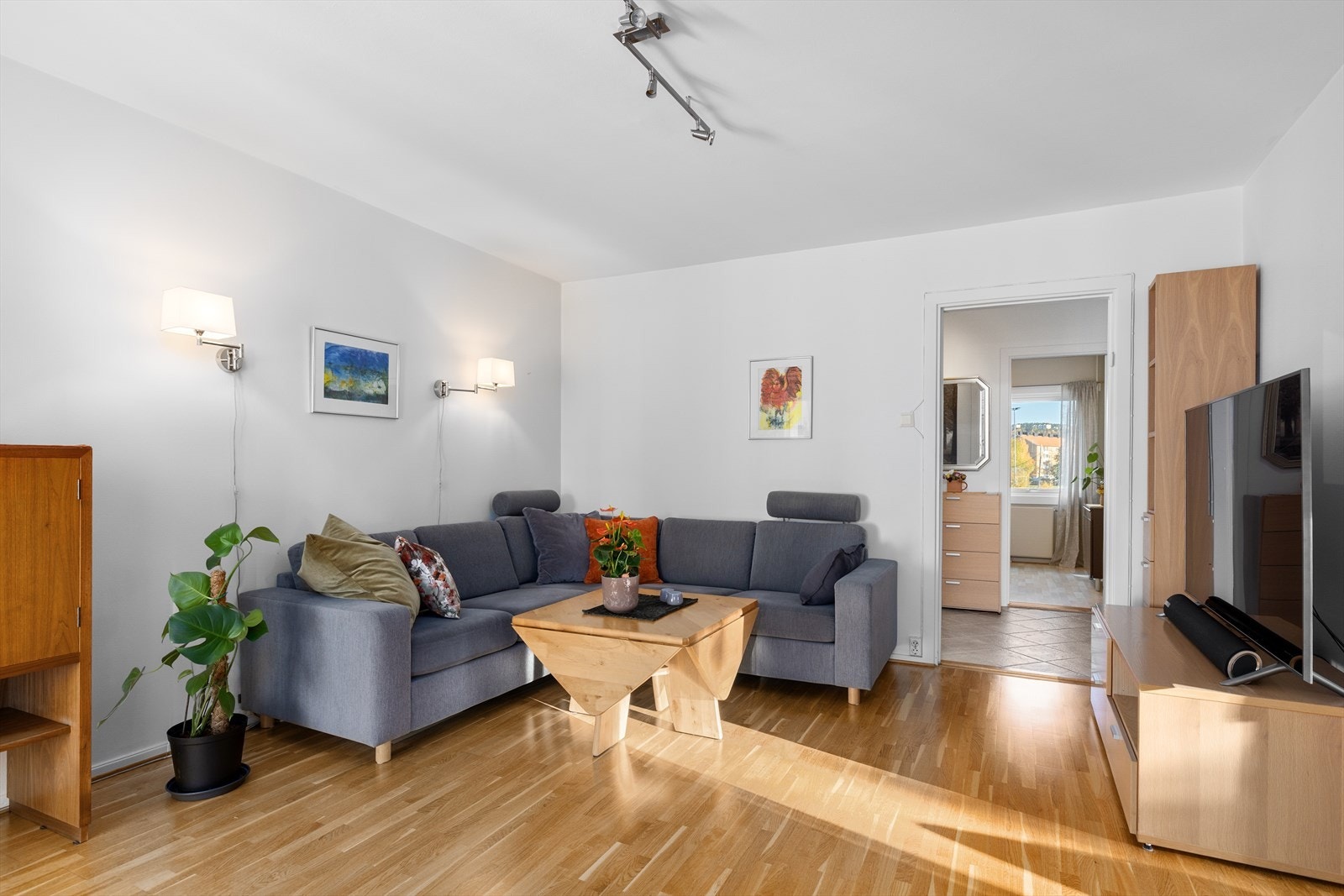 Leiligheten har en lys og romslig stue med god plass til sofagruppe m.m. Galleribilde