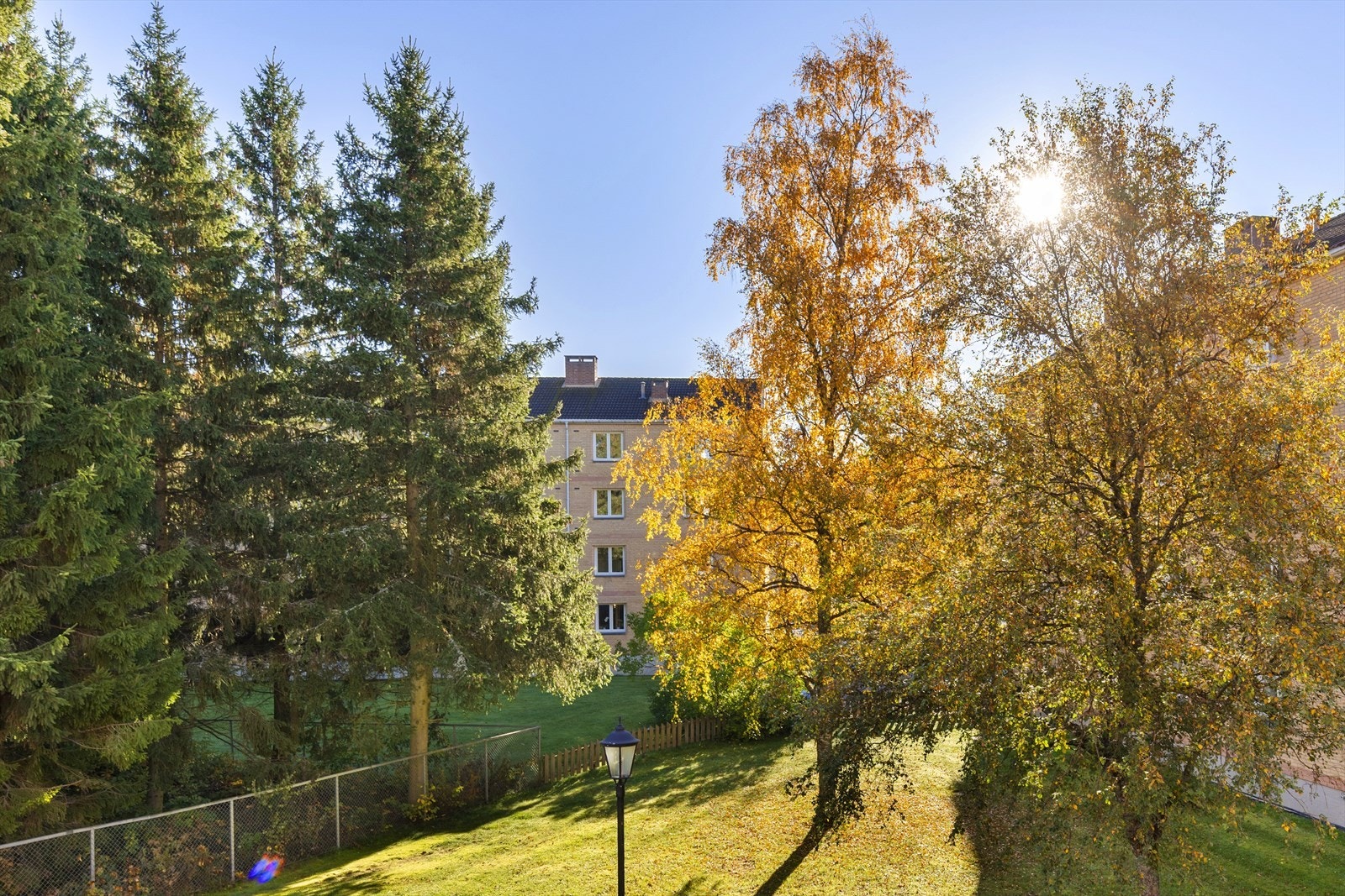 Hyggelig utsyn fra hovedsoverom Galleribilde