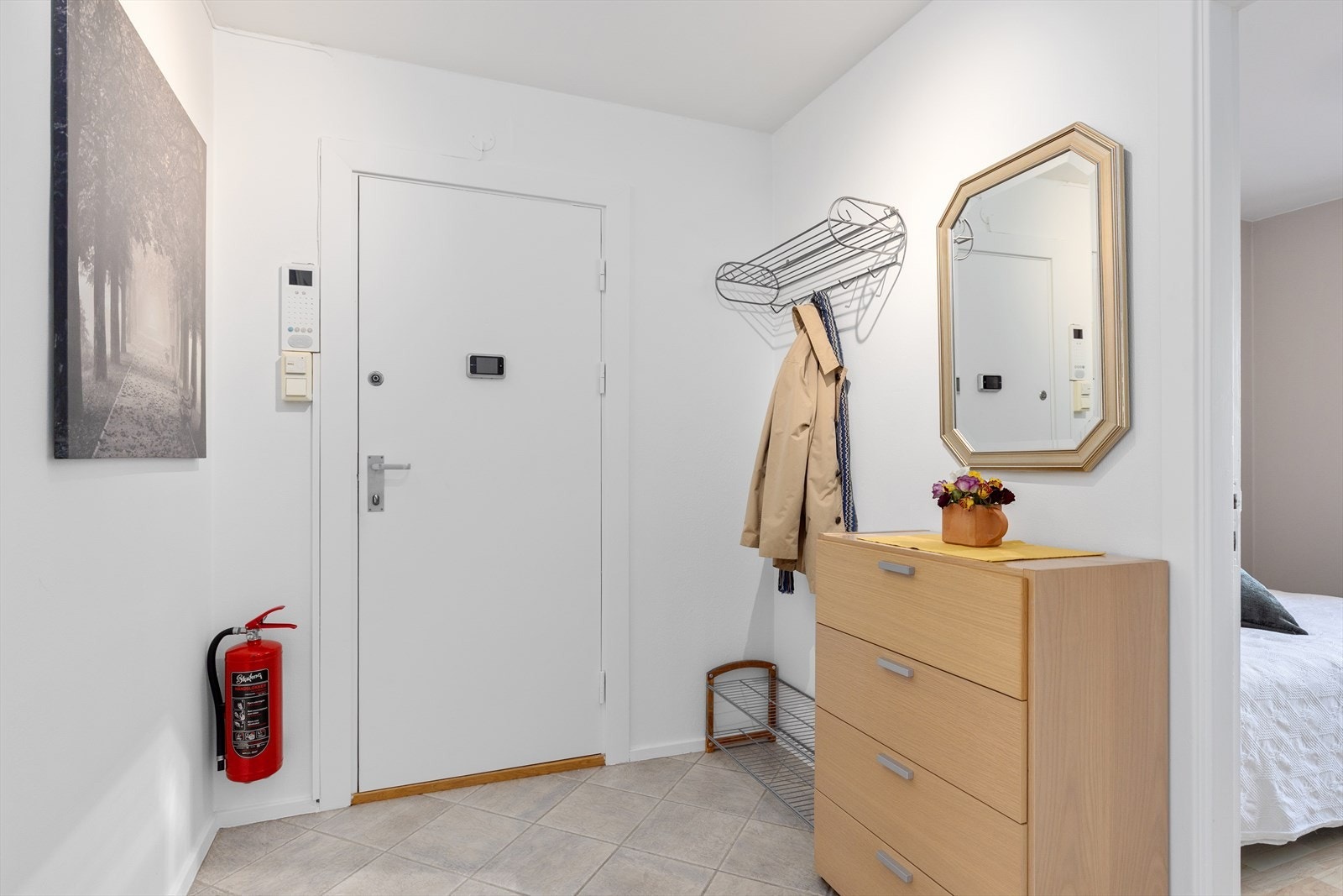 Når du går inn i leiligheten, blir du møtt av en lys og innbydende entré Galleribilde