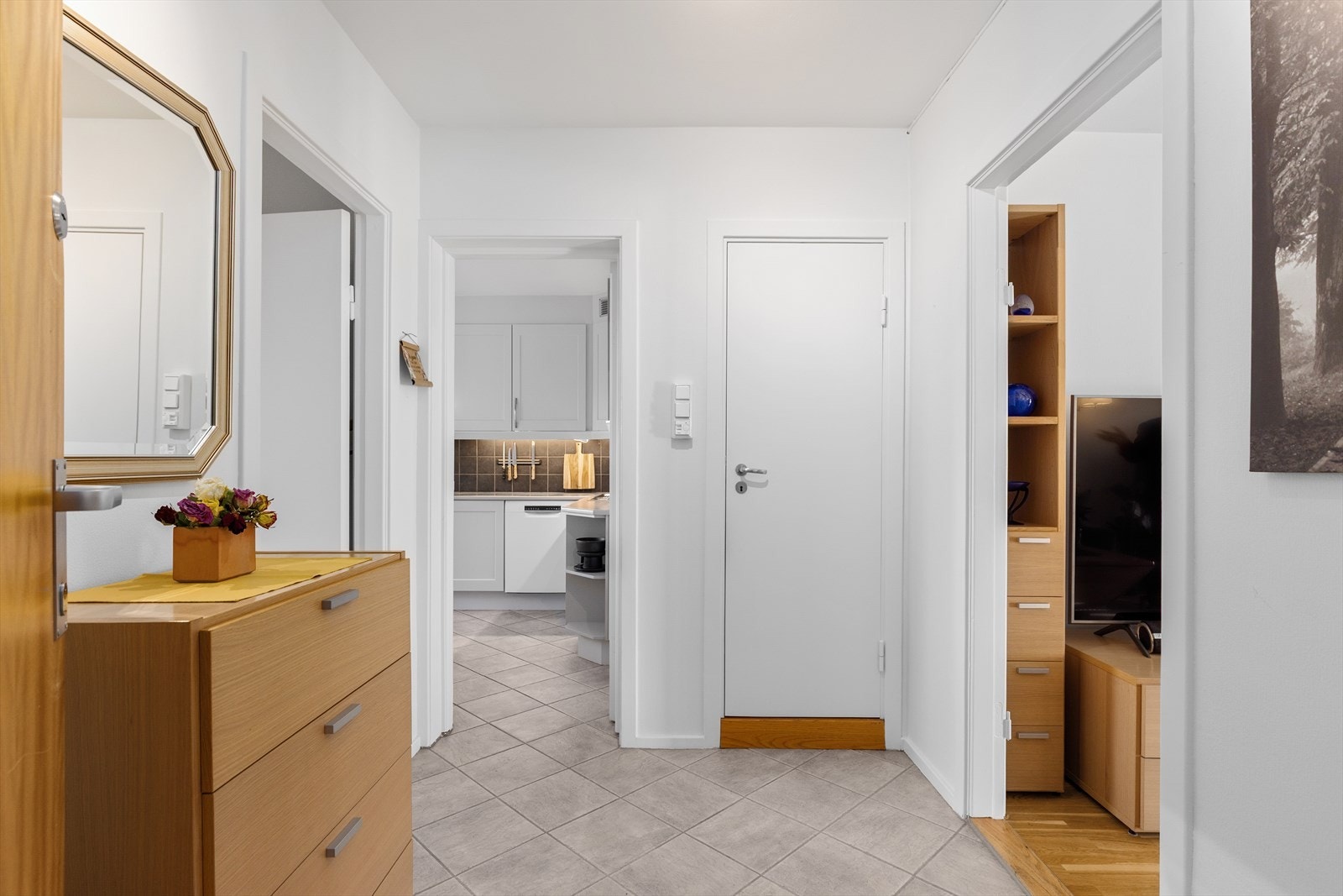 Her er det god plass til å henge av seg yttertøy i praktisk oppheng. Entréen har et flislagt gulv med varmekabler, som sikrer en lun velkomst. Galleribilde