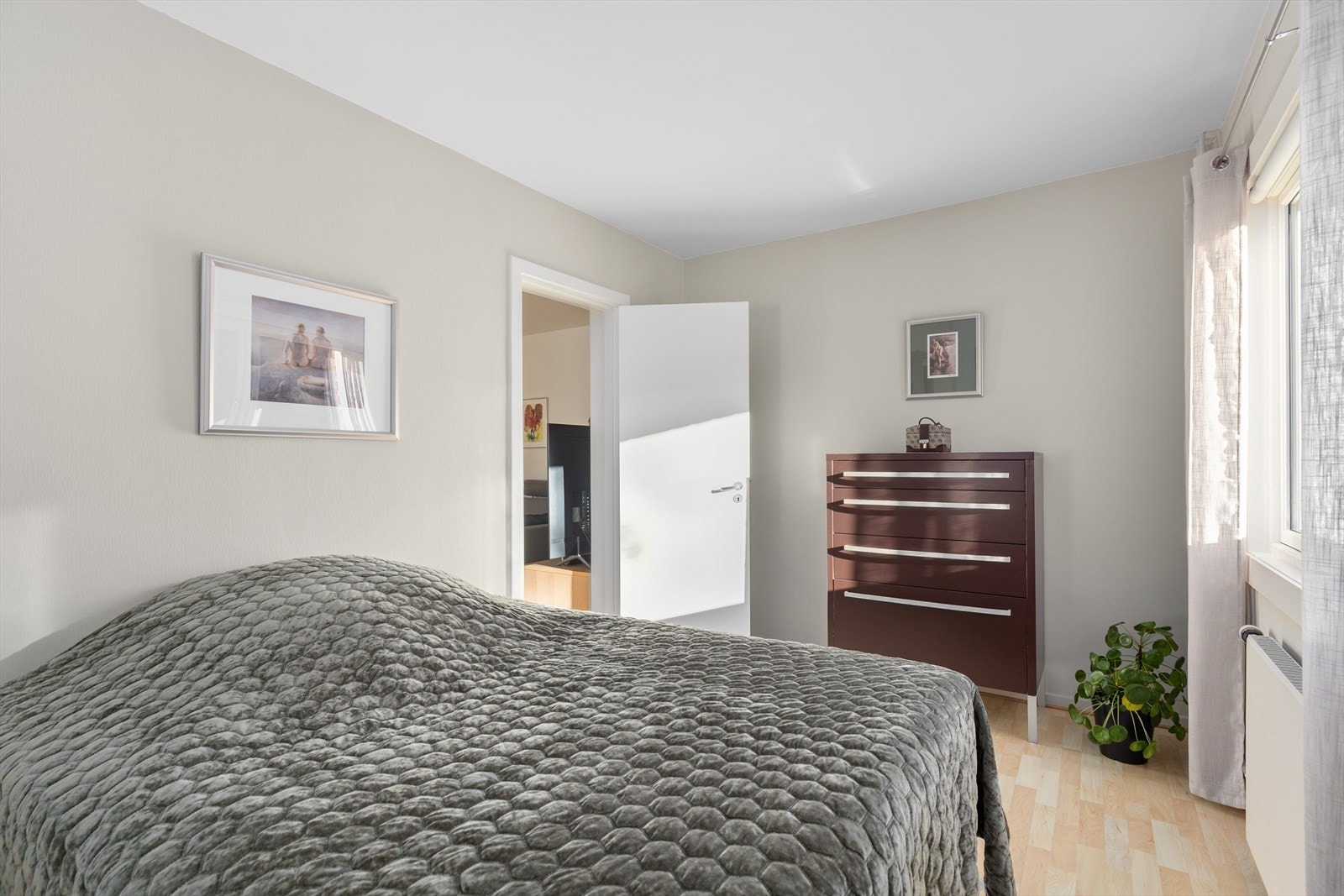 Hovedsoverommet har god plass til en dobbeltseng med nattbord, skap m.m. Galleribilde