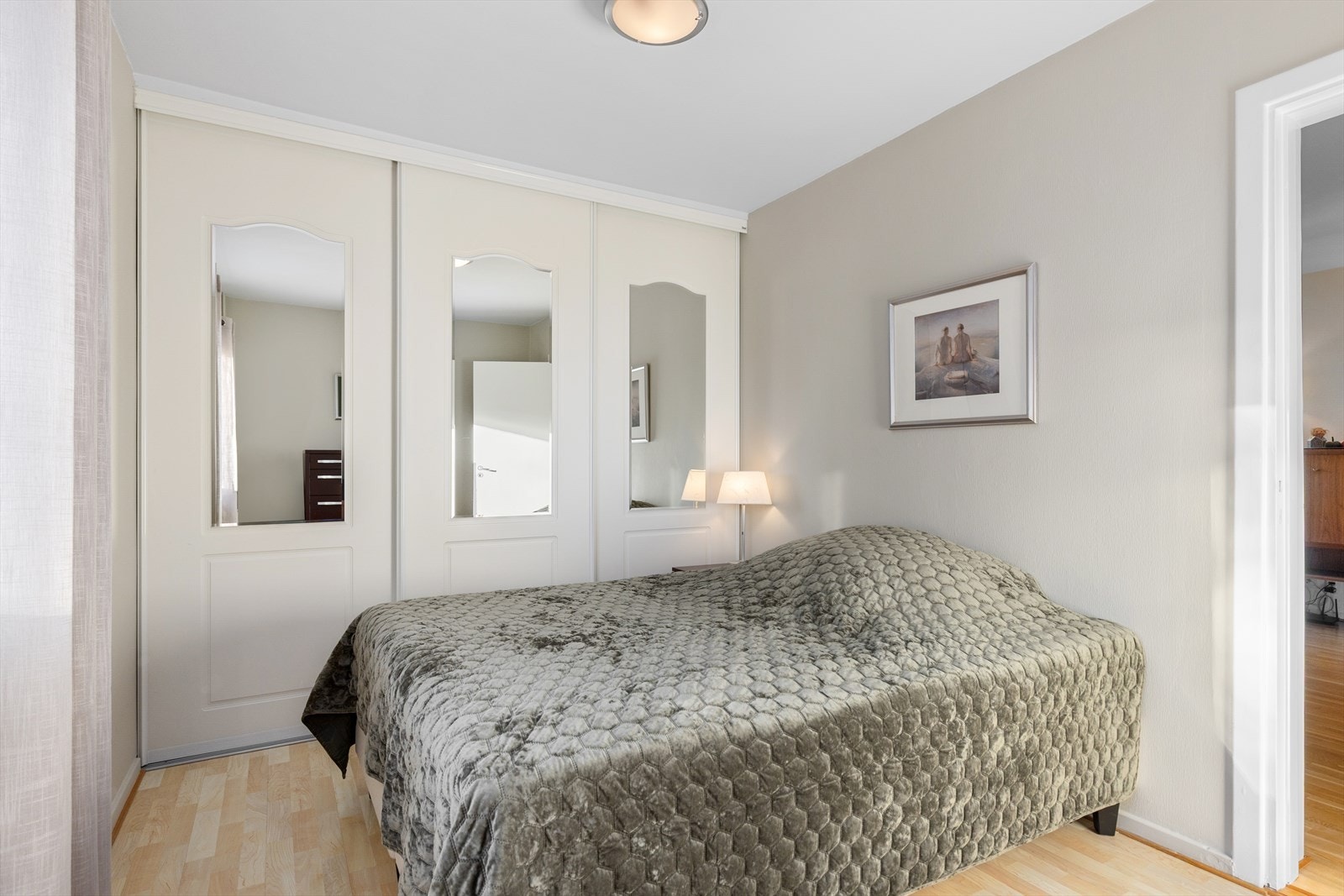 Det er montert stor praktisk skyvedørsgarderobe. Galleribilde