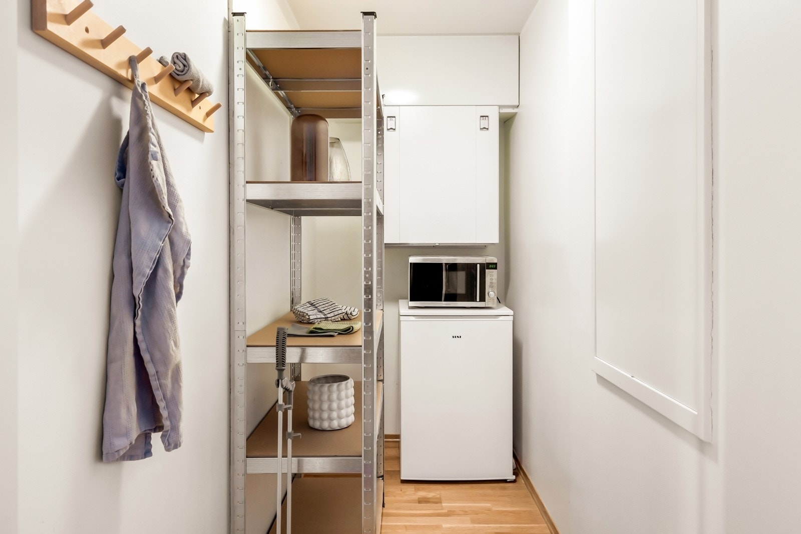 Innvendig bod med ventilasjonsaggregat og fordelerskap til rør-i-rør. Godt med oppbevaringsplass. Galleribilde