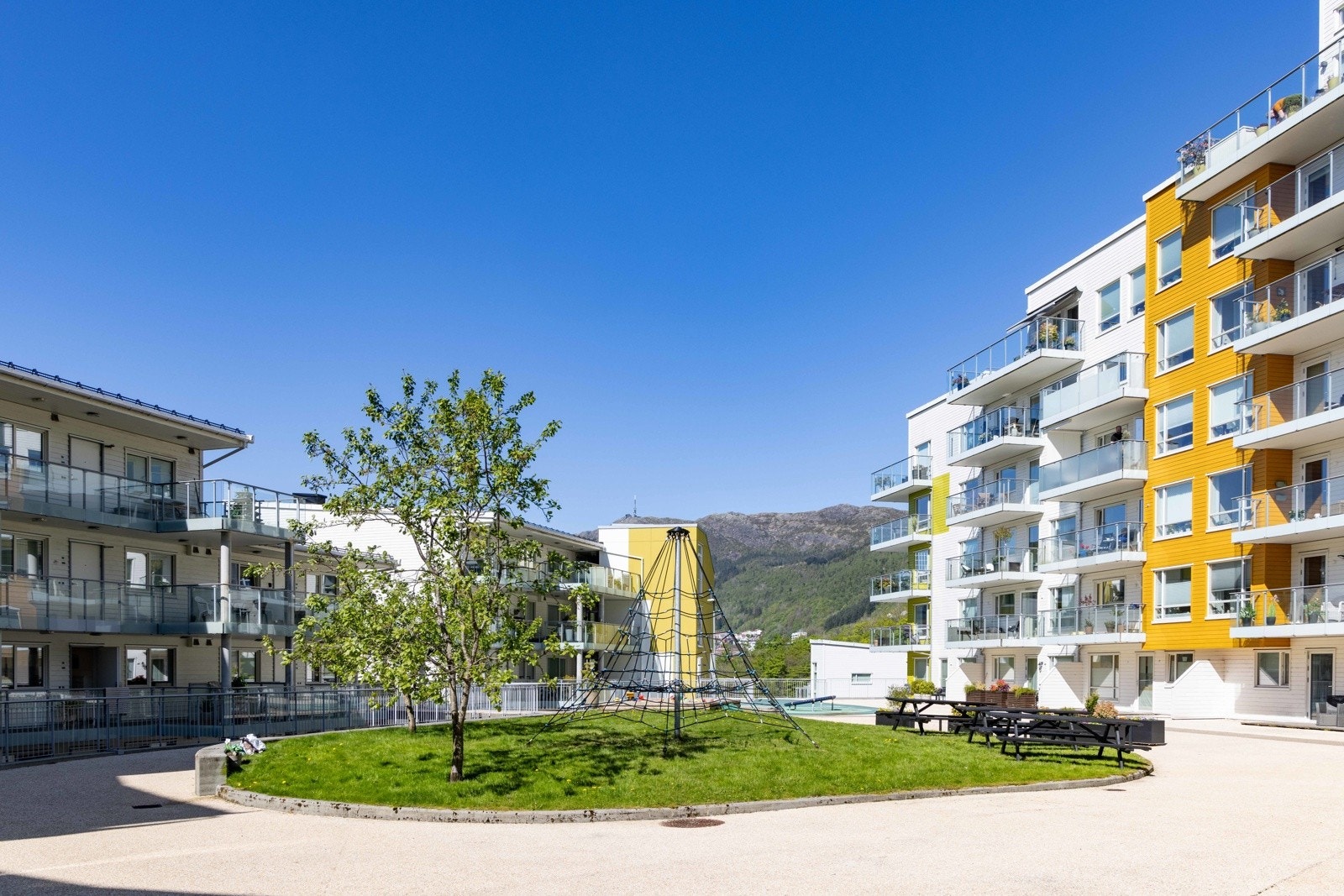 Atriet byr på trygge lekeområder med lekestativ, sandkasse og grønne omgivelser - et naturlig samlingspunkt for små og store. Galleribilde