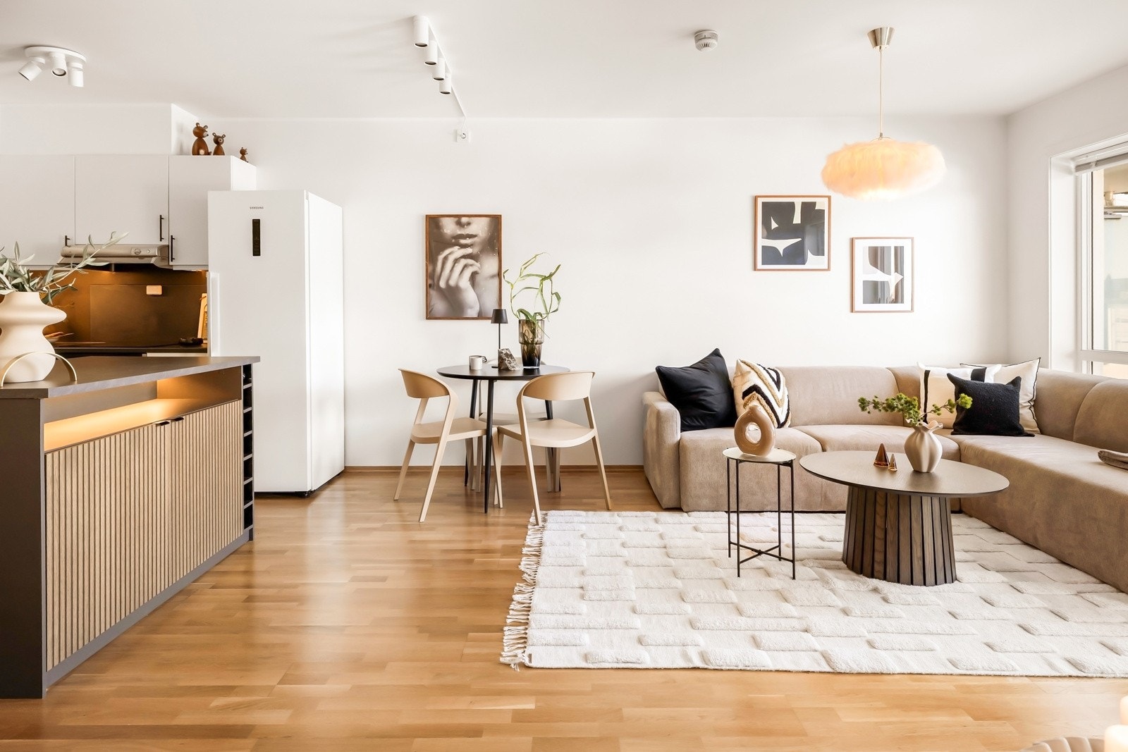 Åpen løsning som skaper god flyt i boligen. Stuen fremstår som et naturlig samlingspunkt. Galleribilde