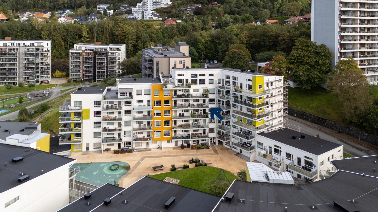 Leiligheten ligger høyt og fritt i sjette etasje, i et moderne bygg fra 2014. Galleribilde