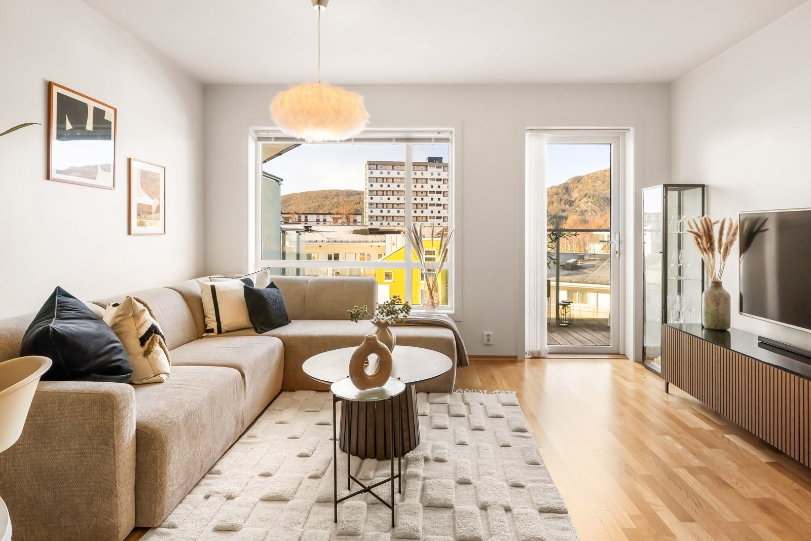 Behagelig romfølelse med utsikt i bakgrunnen. Galleribilde