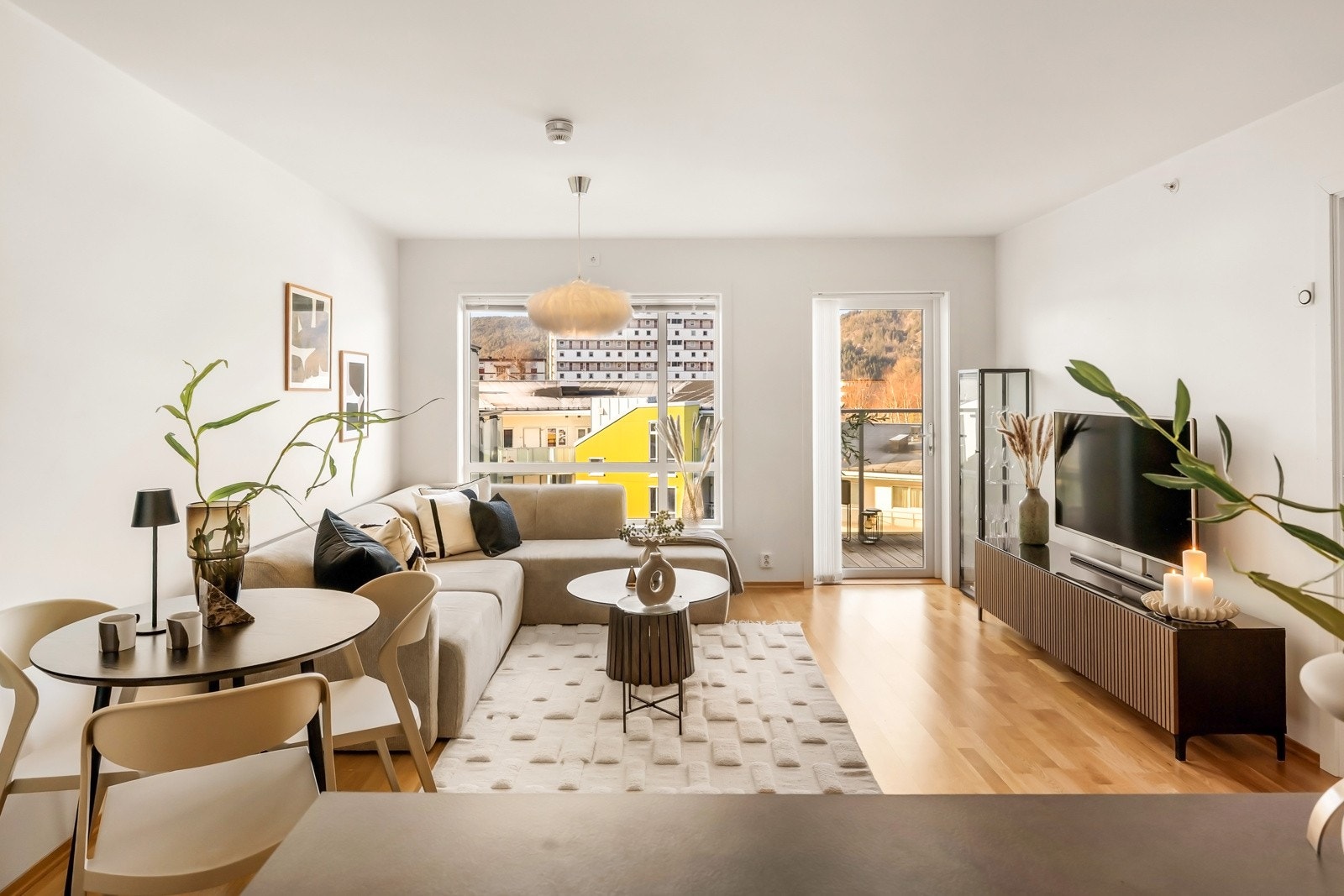 Kjøkkenøyen montert i 2024 og er vendt mot vindusflatene og utsikten. Galleribilde