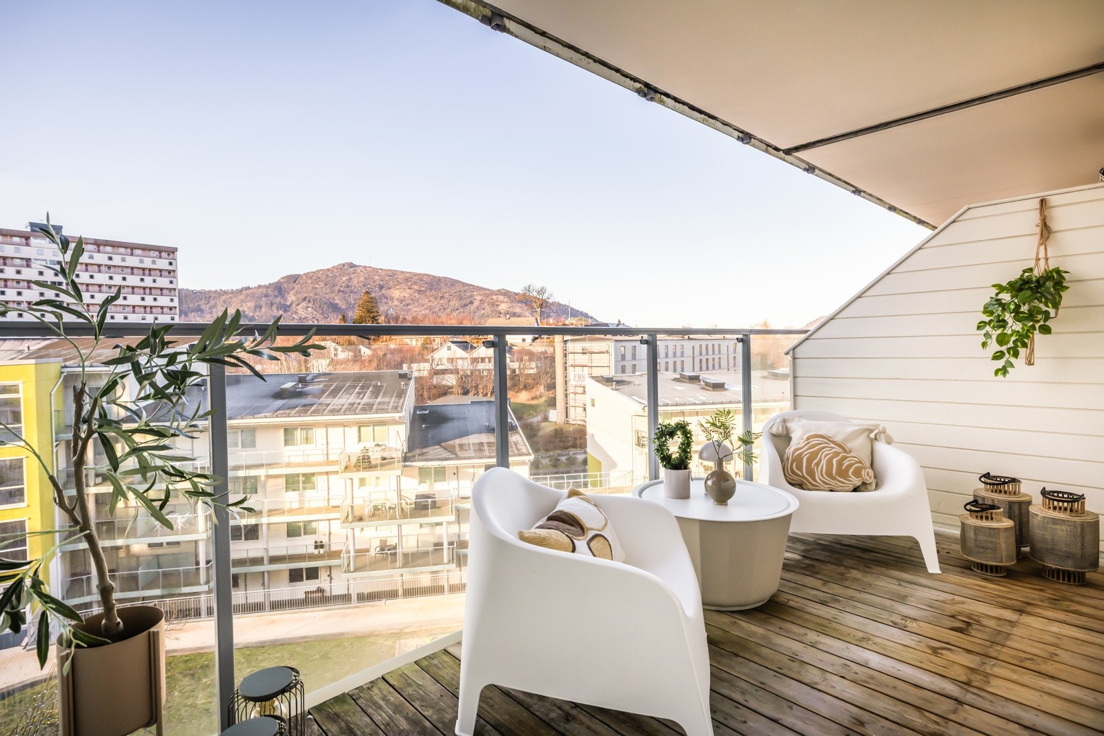 Vestvendt balkong med svært gode solforhold og flott utsikt over Bergensdalen. Galleribilde