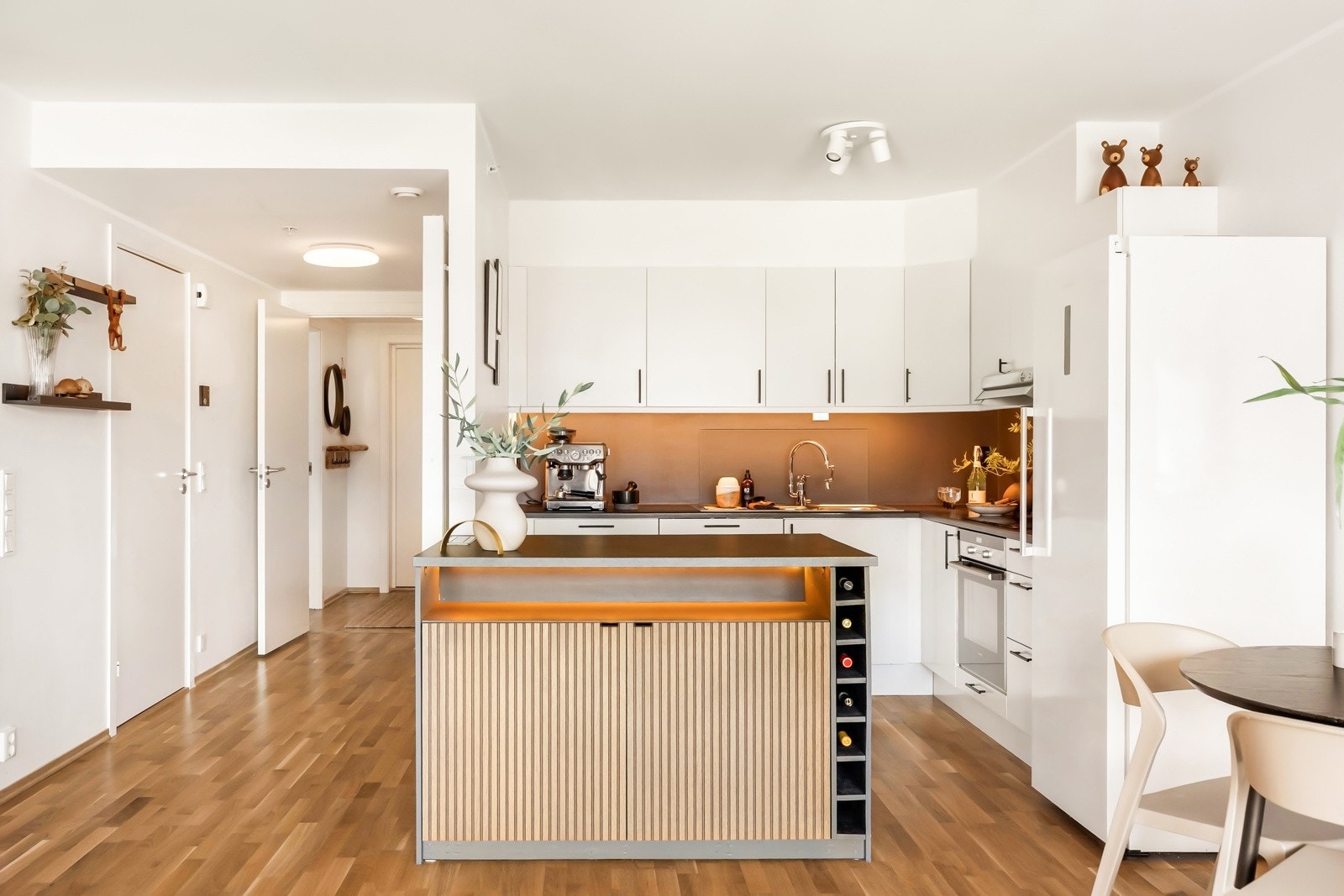 Åpen løsning som skaper god flyt i boligen. Galleribilde