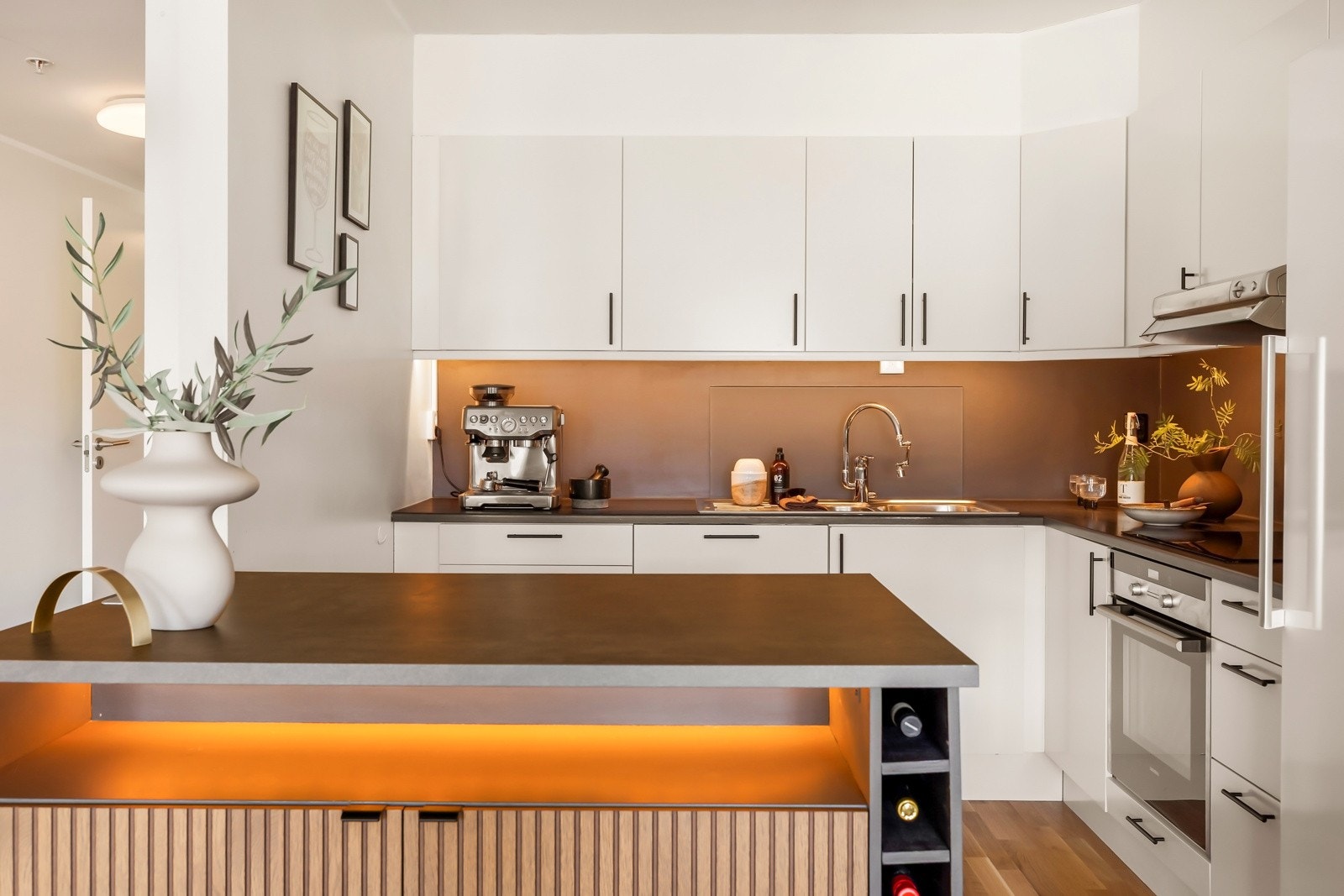 Innredning fra Norema med slette fronter. Galleribilde