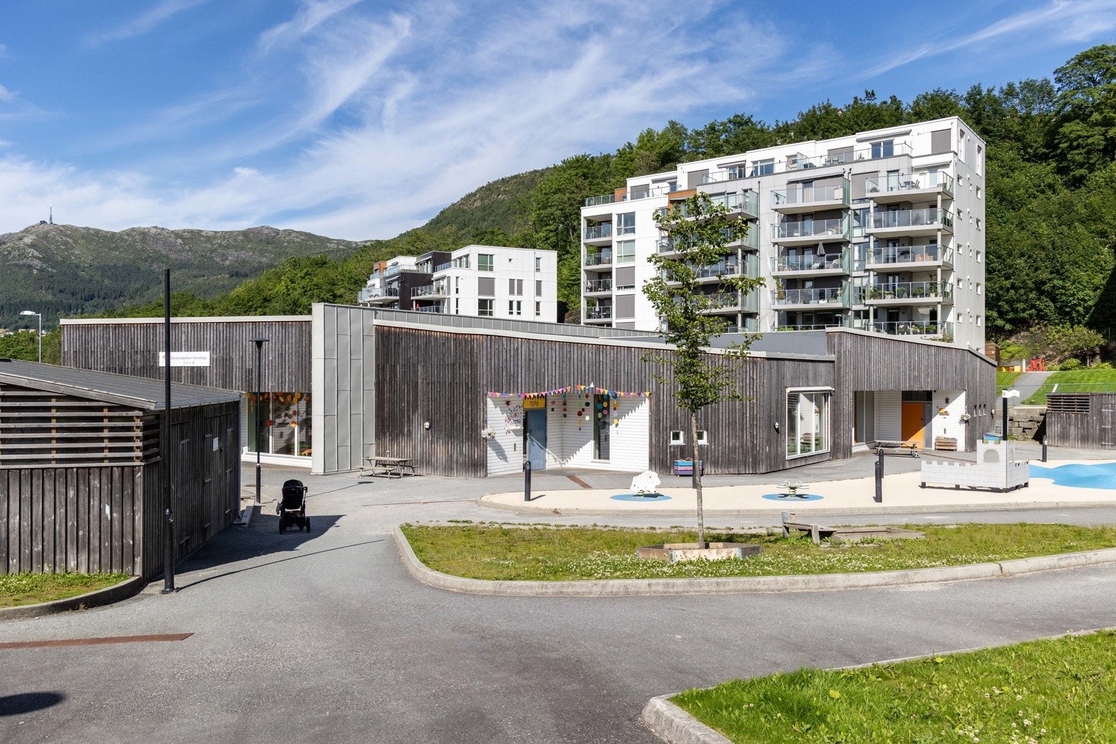 Barnehagen ligger like ved innkjørselen til garasjen - en trygg og praktisk løsning for småbarnsfamilier. Galleribilde