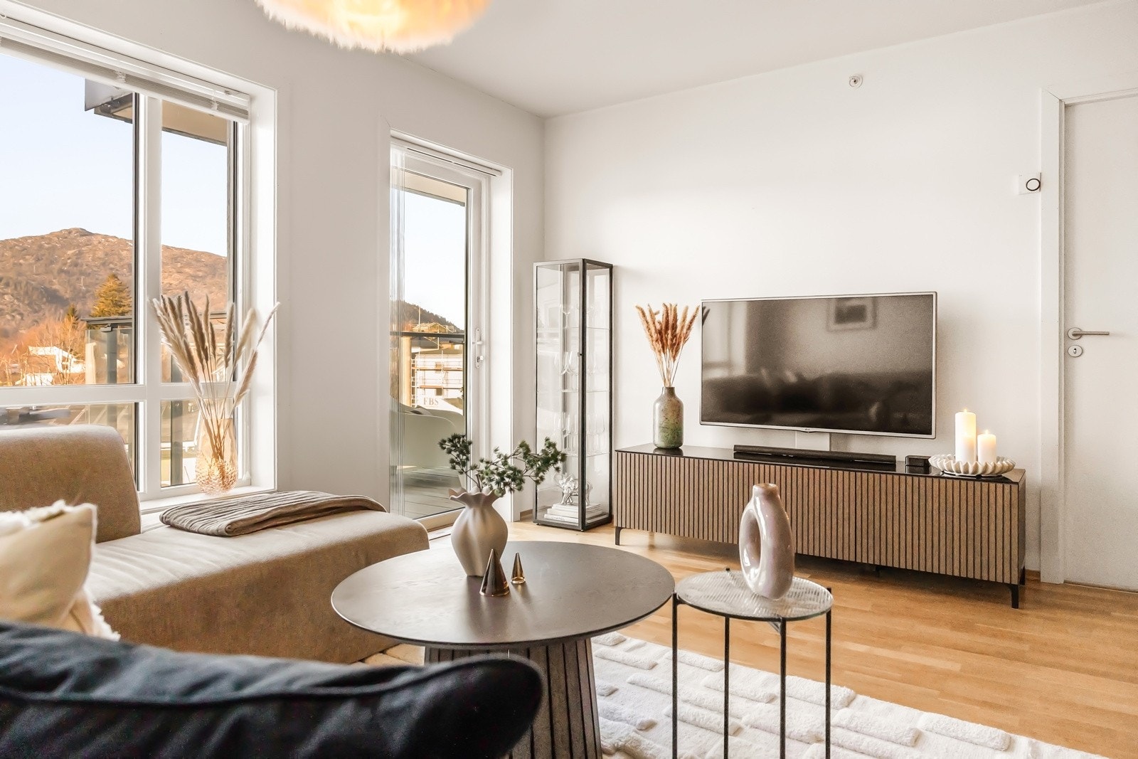 Fra stuen er det tilkomst til overbygget balkong på ca. 8,8 m². Galleribilde