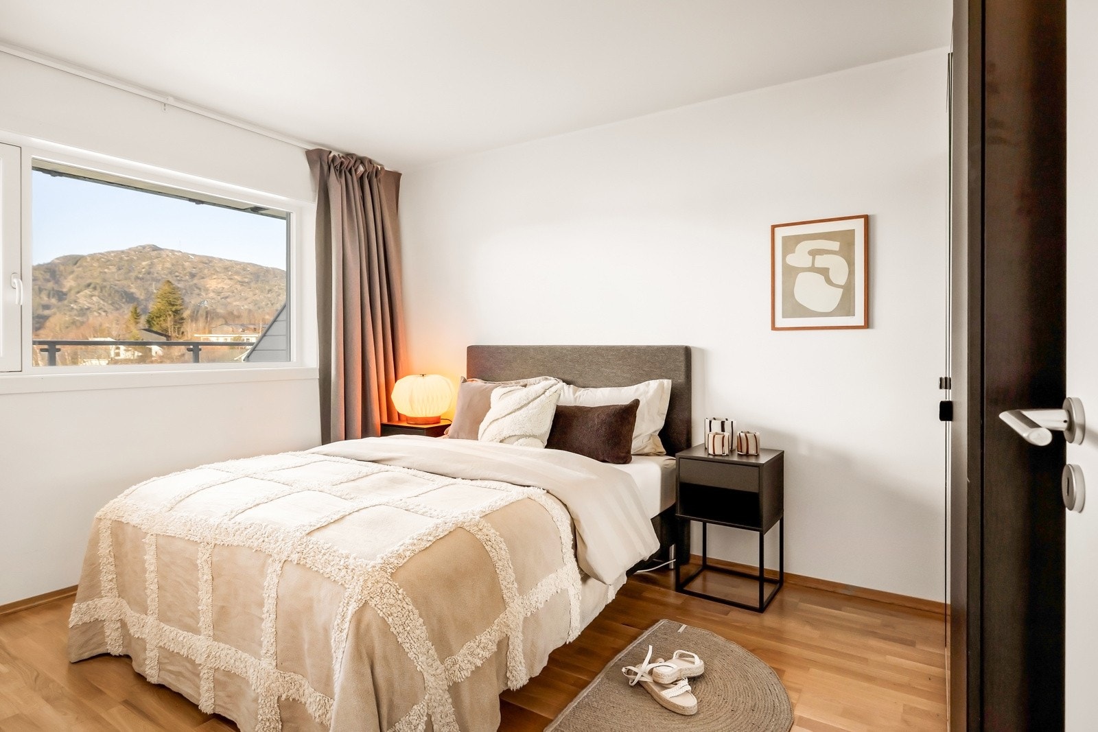 Soverommet er vendt mot balkongen og utsikten - et rolig og behagelig rom med god atmosfære. Galleribilde