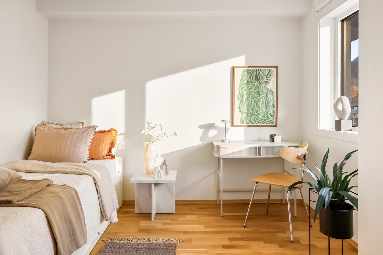 Soverom på ca. 9 kvm - et herlig rom med lyse flater og parkett på gulv. Egner seg godt som barnerom eller hjemmekontor. Galleribilde