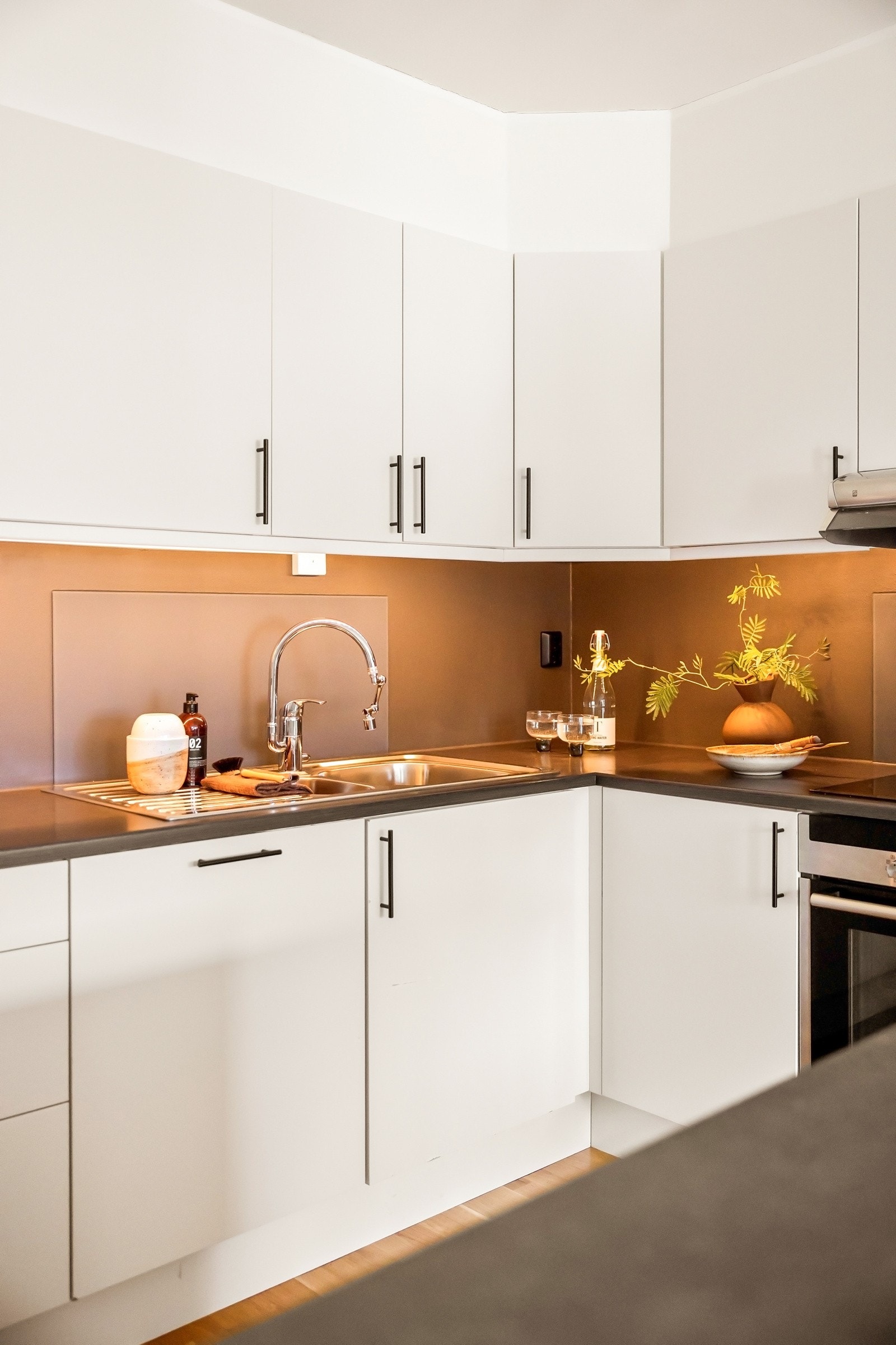 Praktisk kjøkkenløsning med god oppbevaring. Galleribilde