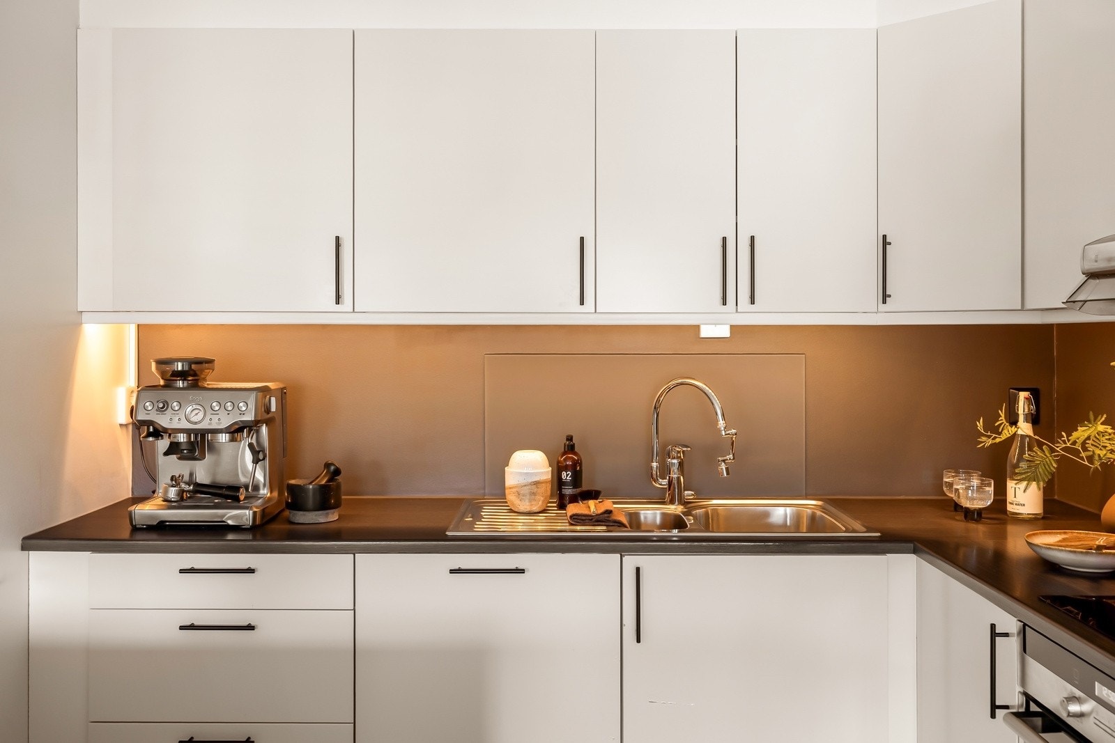 God belysning over benkeplater. Galleribilde