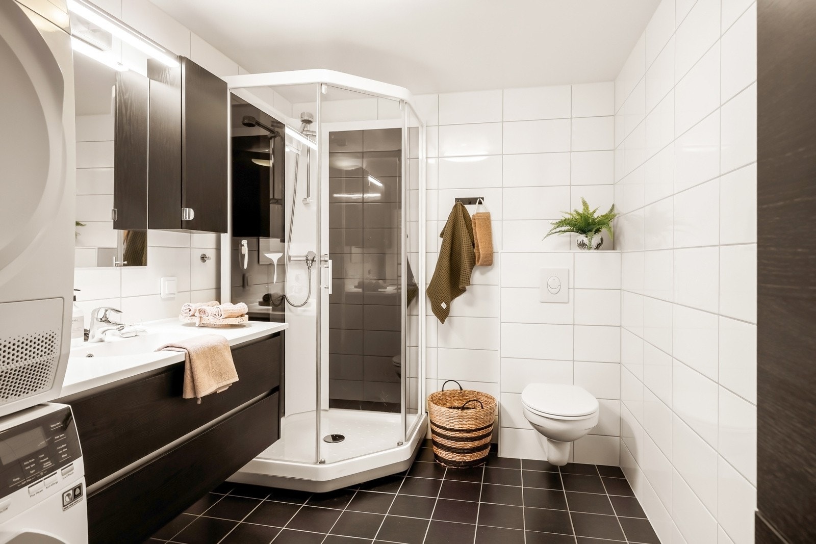 Stort og romslig helfliset bad på ca. 6 kvm med gulvvarme tilknyttet fjernvarme. Galleribilde