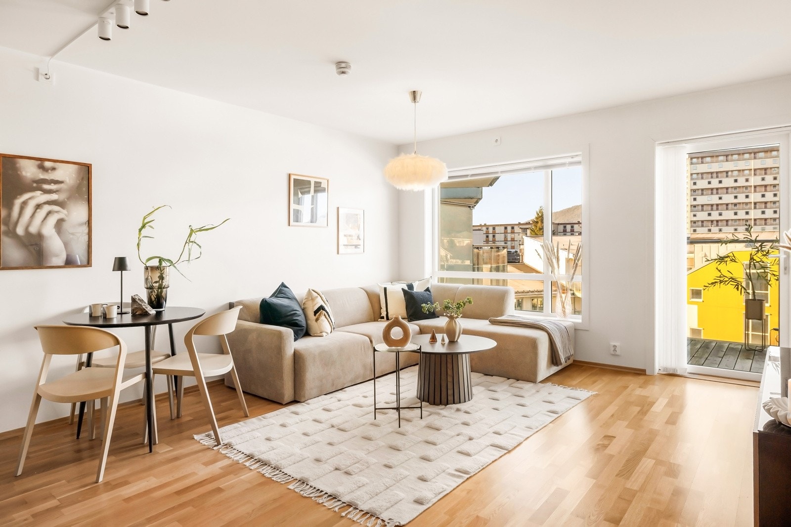 Høyt og fritt i 6. etasje - moderne 3-roms leilighet med utsikt, solrik balkong, heis og fast garasjeparkering. Galleribilde