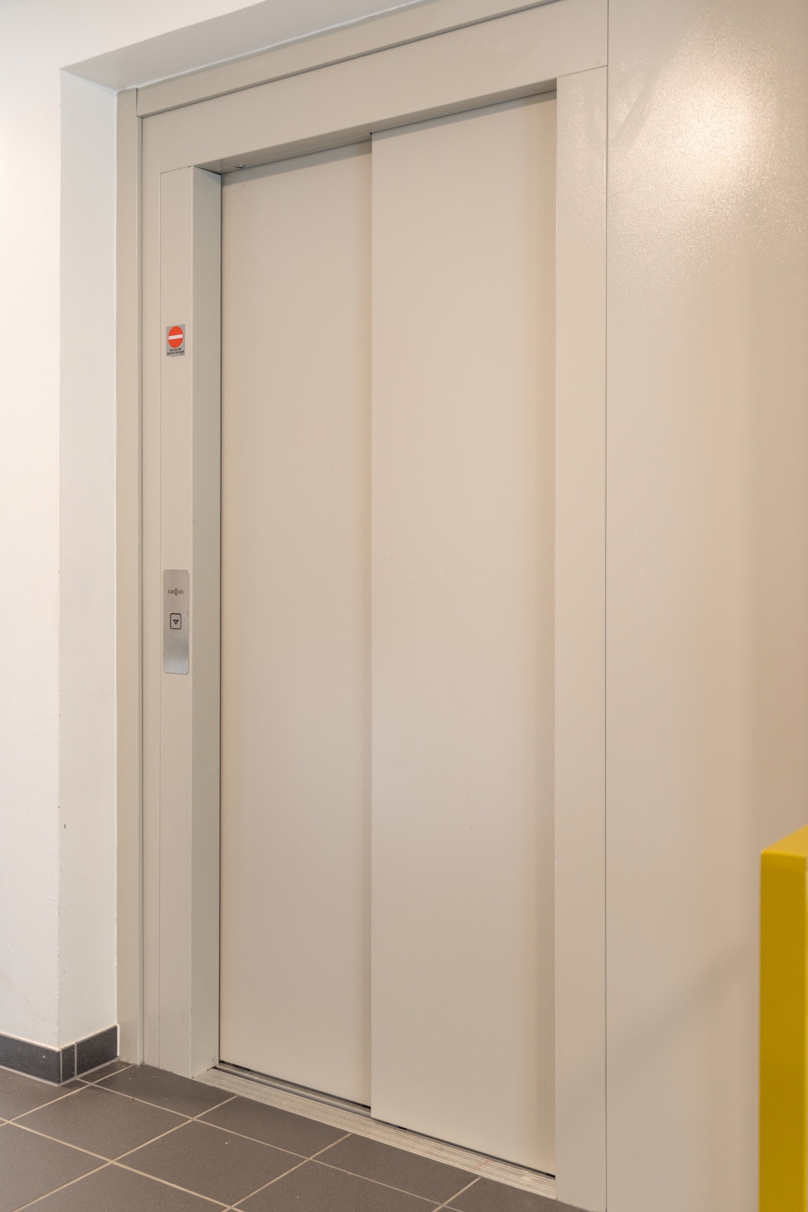 Heis direkte fra garasje til leilighetens etasje. Galleribilde