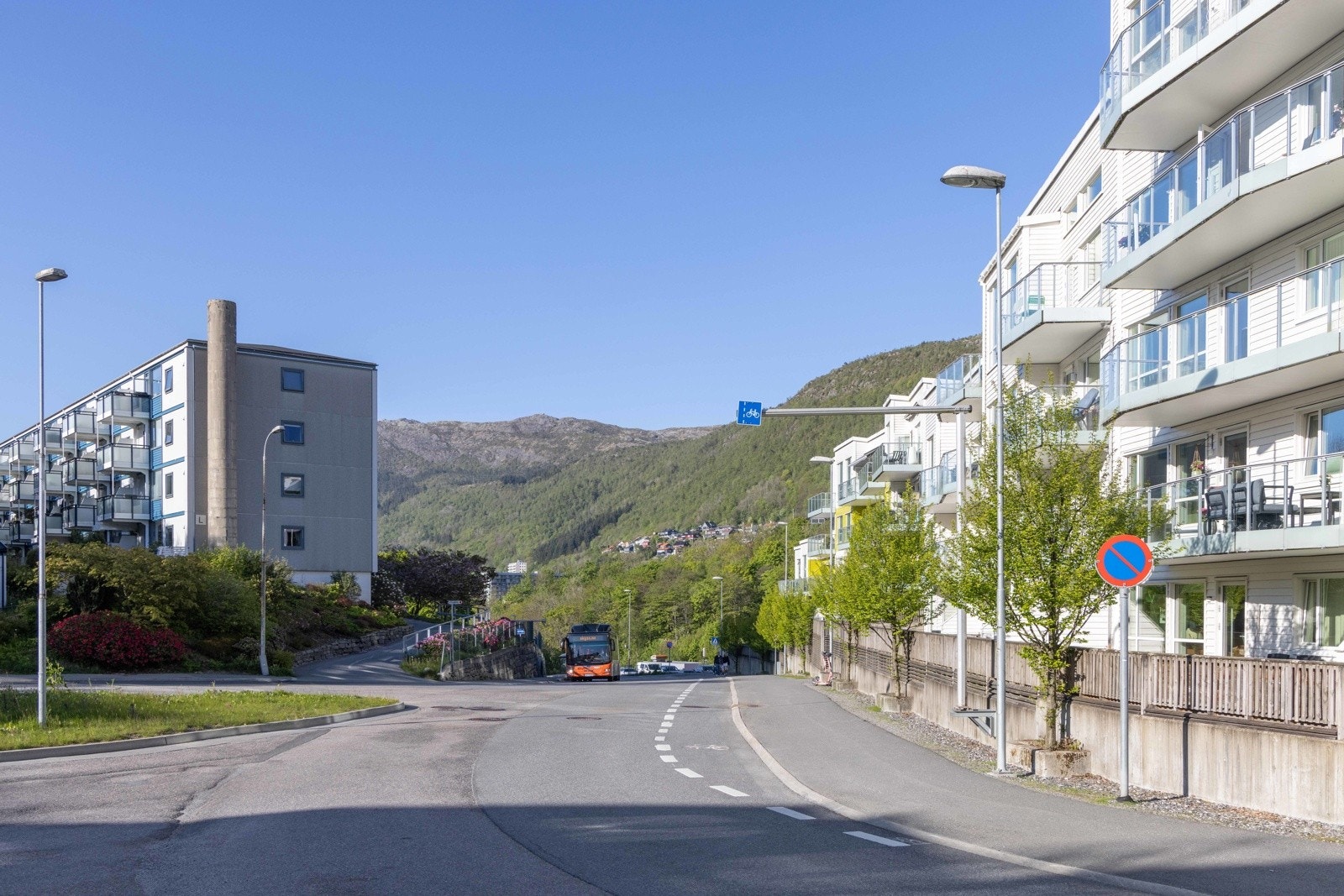 Sameiet Bjerknes Plass har en praktisk beliggenhet med busstopp like nedenfor. Galleribilde