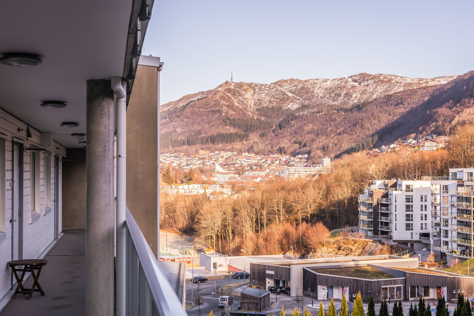Overbygget svalgang gir tørr adkomst hele året. Galleribilde