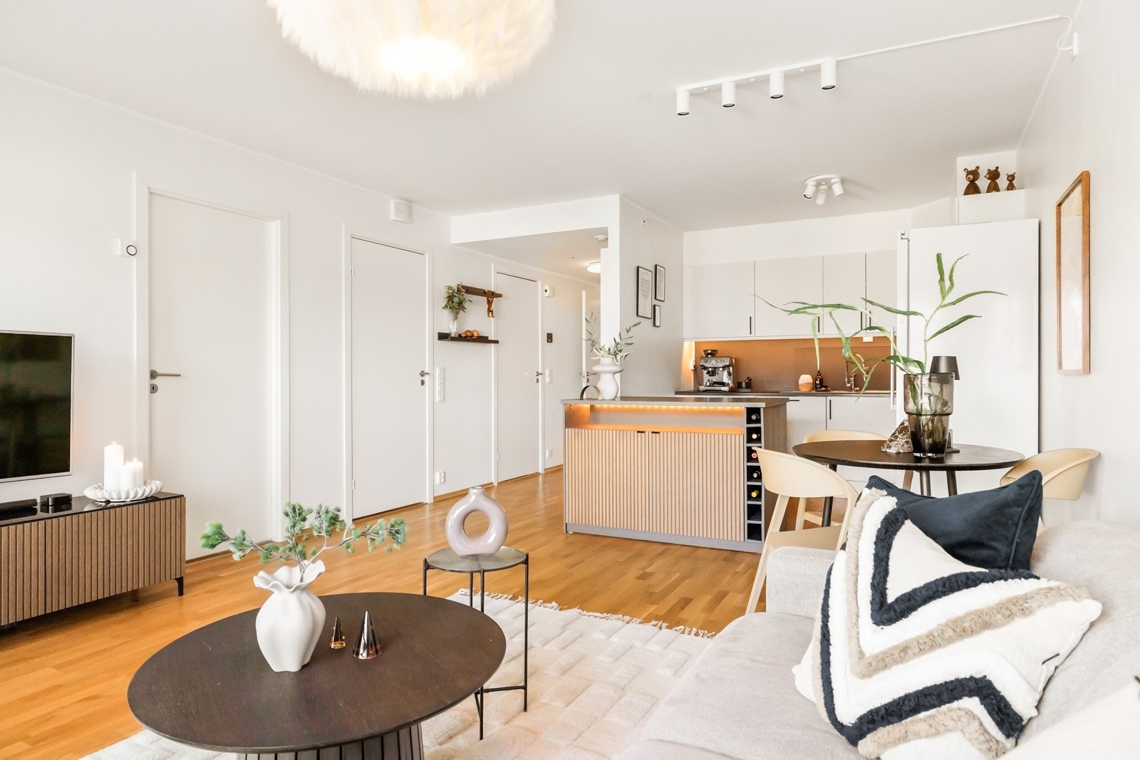 Kjøkkenøyen gir ekstra benkeplass og funksjonell løsning, og fungerer som et naturlig samlingspunkt. Galleribilde