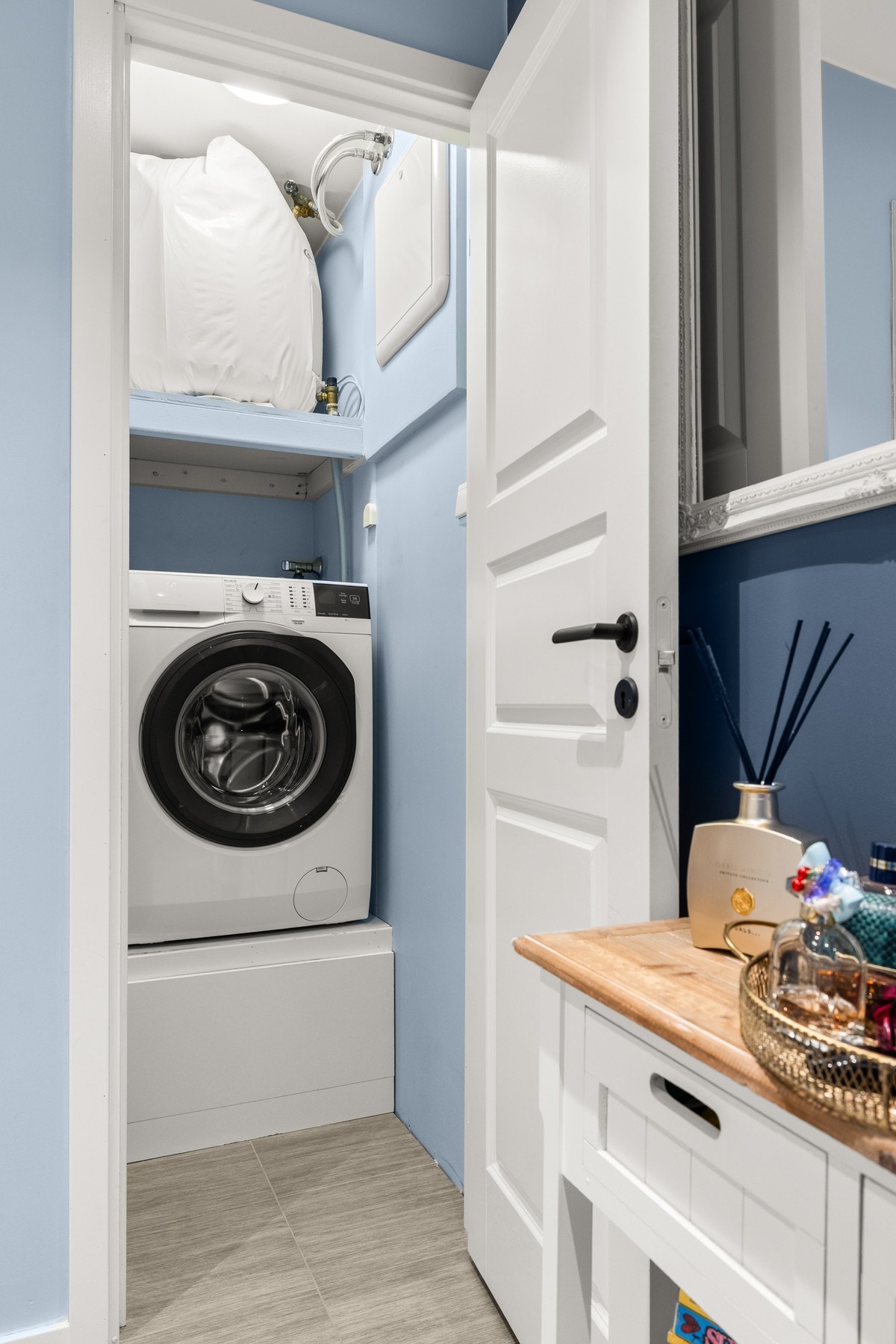 Opplegg for vaskemaskin i kott. Det er montert lekkasjedeteksjon i tilknytning til vaskemaskin. Galleribilde