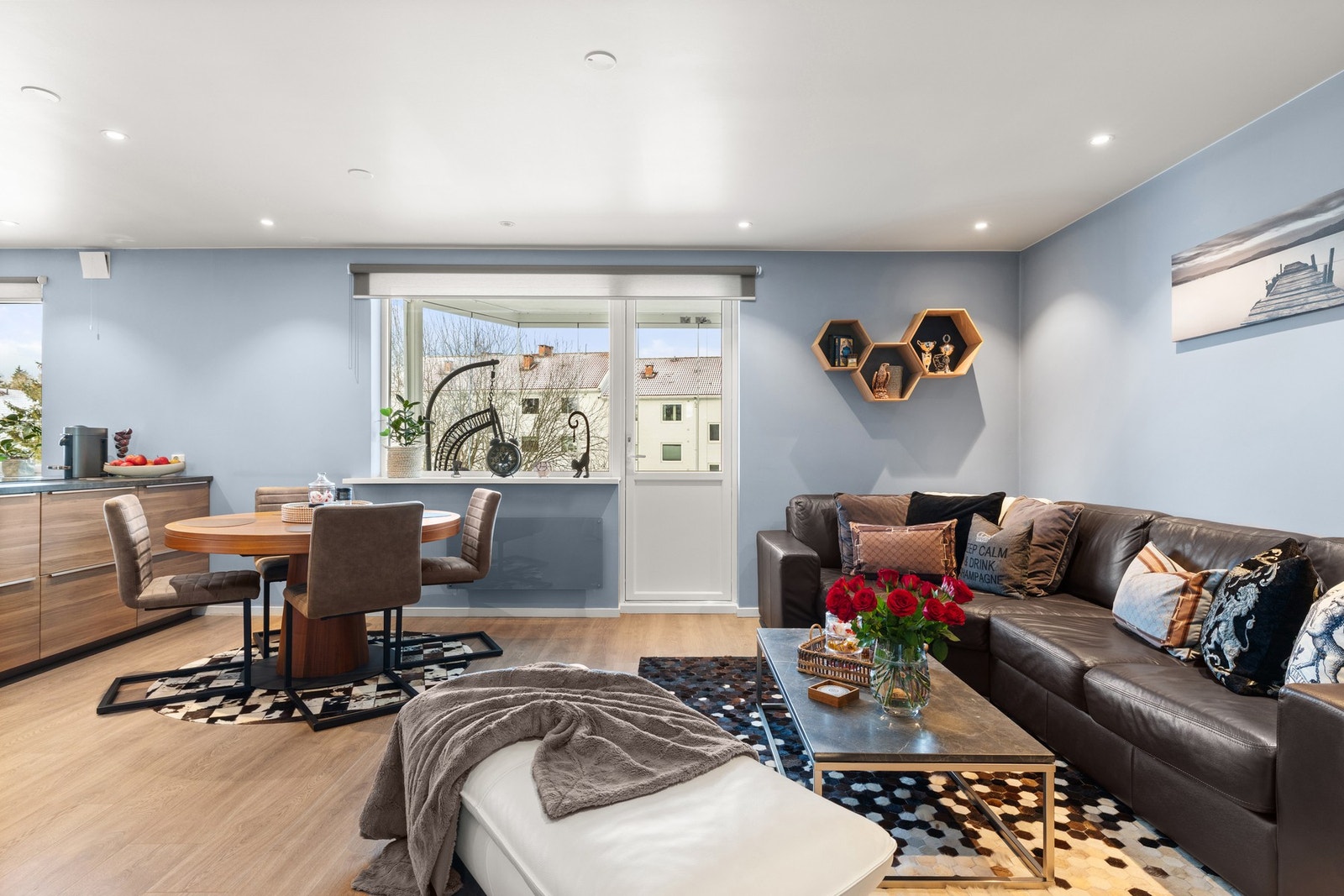 Leiligheten er gjennomgående i bygget, og lysforholdene er upåklagelige. Galleribilde