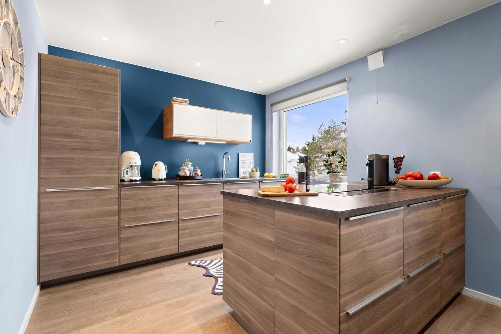 IKEA kjøkkeninnredning med glatte fronter. Praktisk kjøkkenøy. Galleribilde