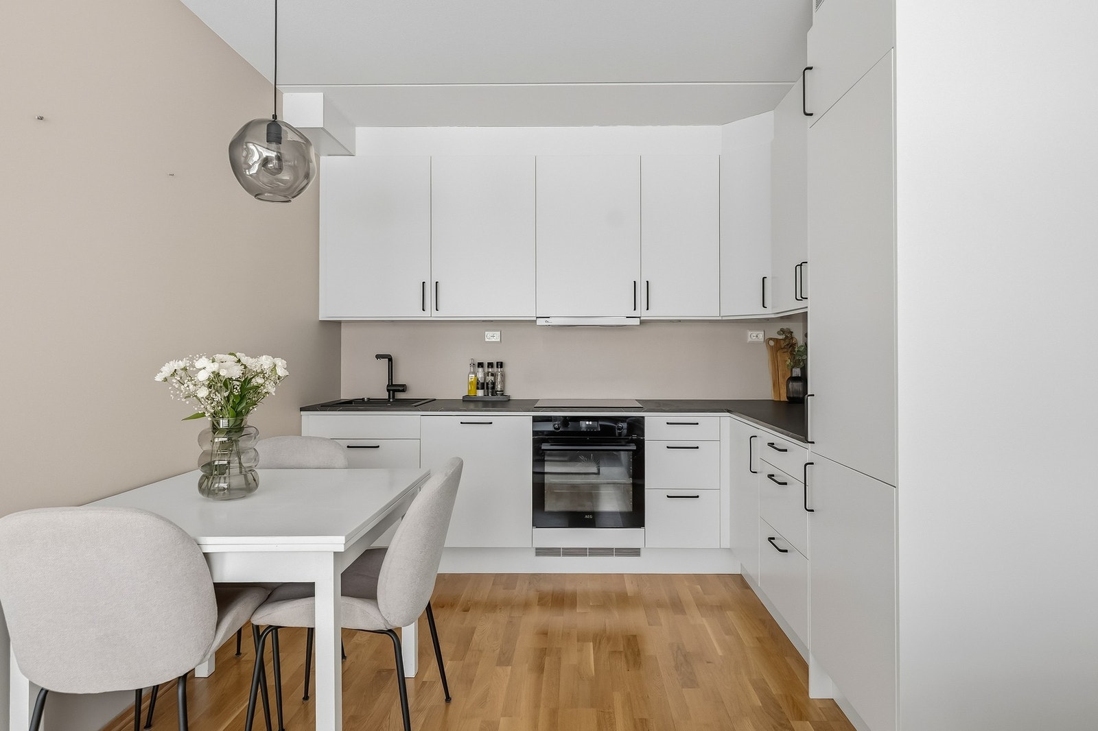 Leiligheten har en arealeffektiv planløsning og gjennomført god standard på materialvalg - et flott hjem som passer både for førstegangskjøpere, par eller som pendlerleilighet. Galleribilde