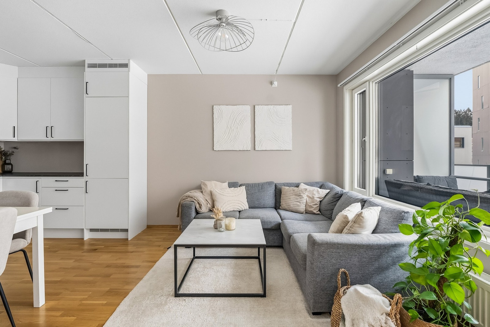 Takhøyde på 2,5 meter gir en luftig romfølelse. Galleribilde