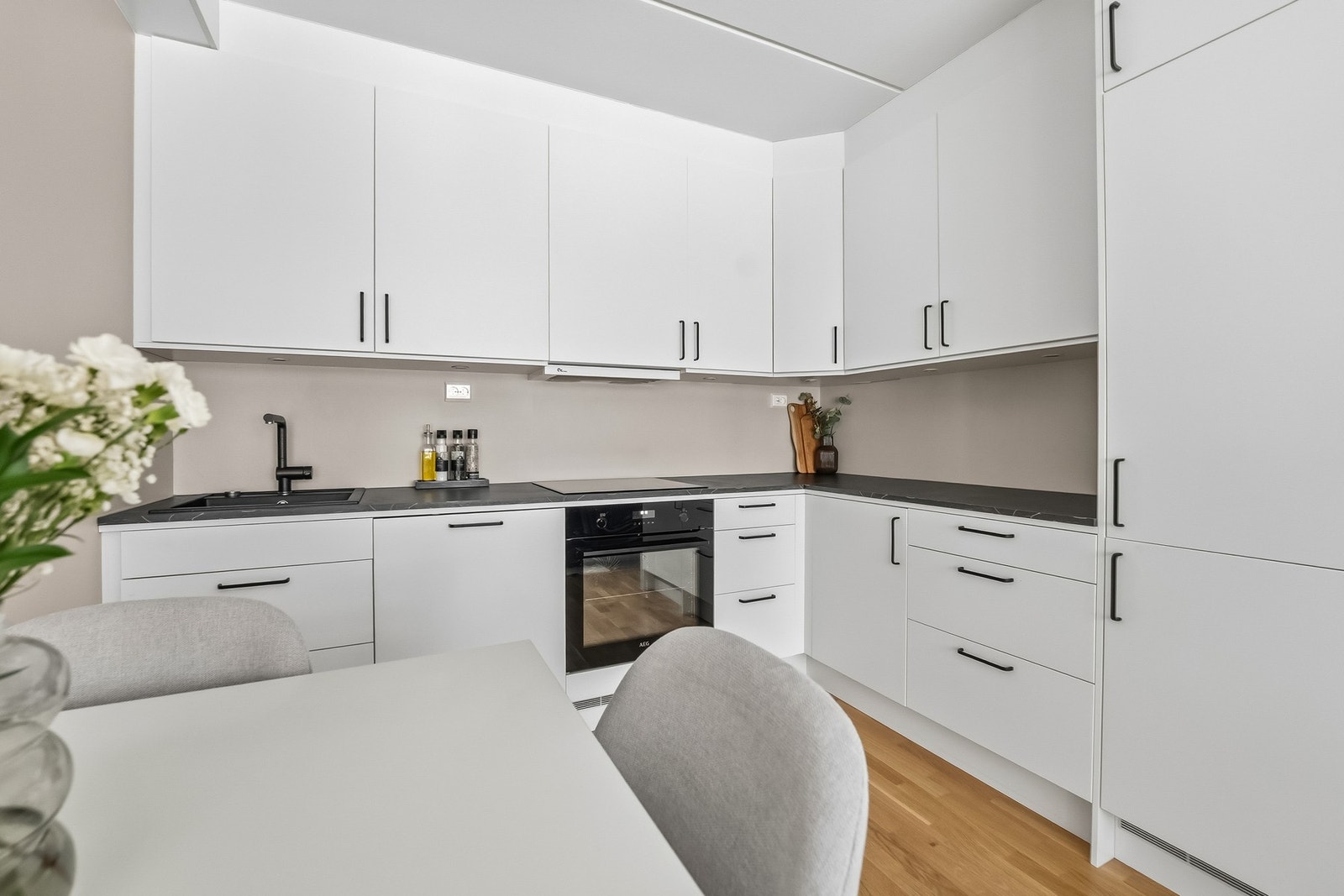 Integrerte hvitevarer medfølger: platetopp, stekeovn, oppvaskmaskin og kombinert kjøl-/frys. Elektrisk ventilator over kokesonen. Galleribilde