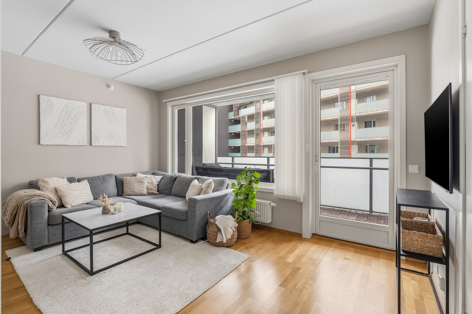 Åpen og lys stue med delikate fargevalg og store vindusflater fra gulv til tak som slipper inn rikelig med lys. Galleribilde