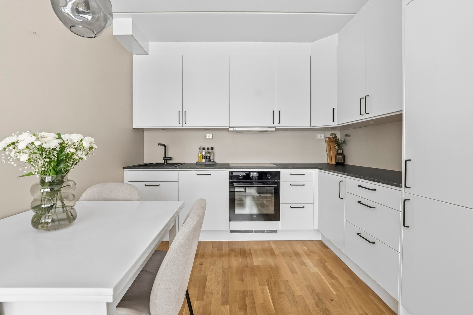 Stilrent og moderne Epoq-kjøkken, nytt i 2025, med praktisk vinkelløsning som gir godt med benke- og arbeidsplass. Galleribilde