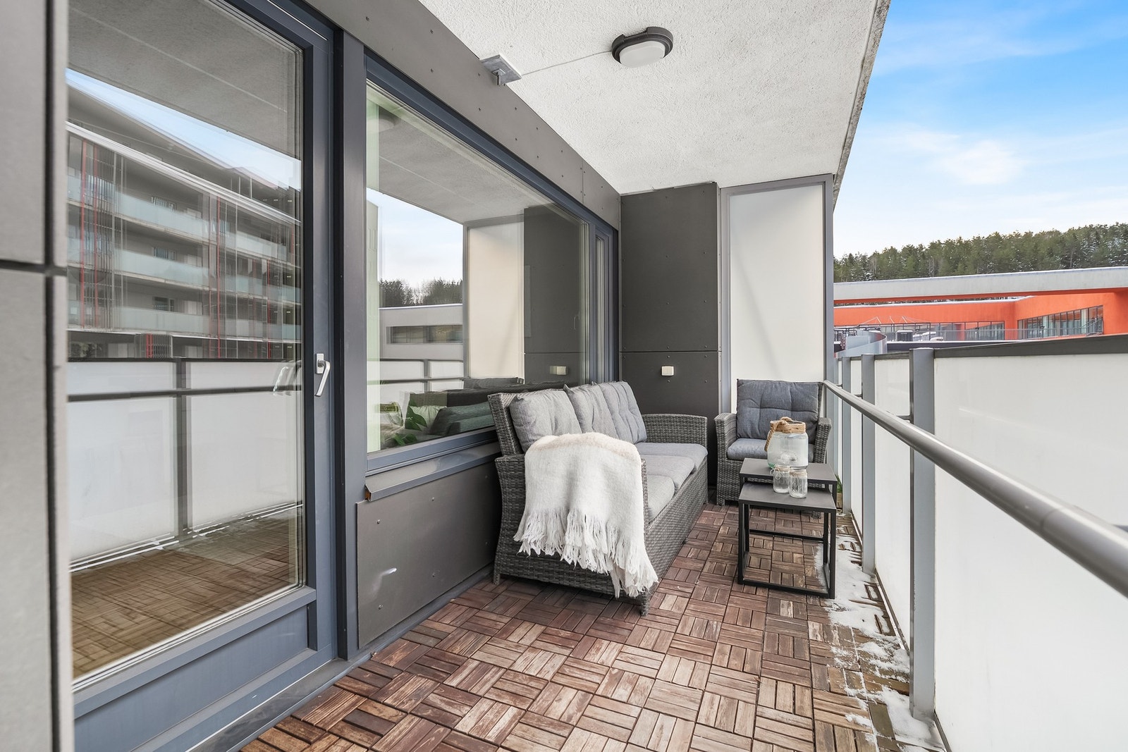 Fra stuen er det utgang til en vestvendt, overbygget balkong på ca. 10 kvm. Galleribilde