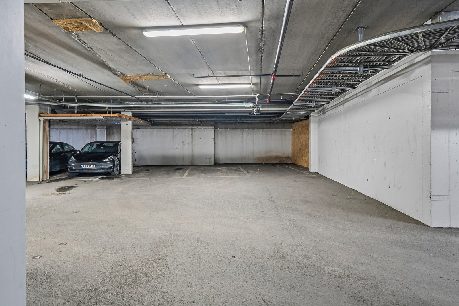 Leiligheten disponerer en fast parkeringsplass i borettslagets oppvarmede fellesgarasje i kjeller (plass nr. 26). Galleribilde